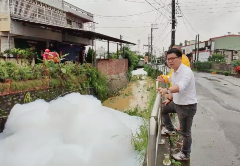 彰化縣議員曹嘉豪質疑是上游業者排放清潔用品所致，加上雨水攪拌，泡沫才不斷膨脹。（彰化縣政府提供）