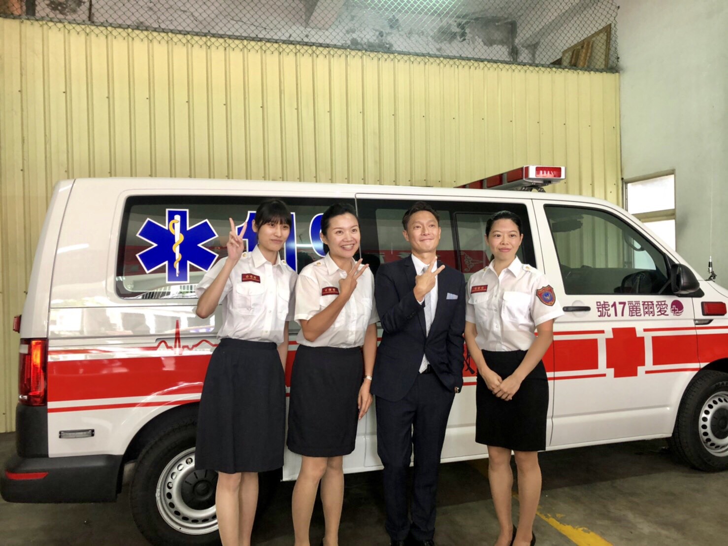 知名演員謝祖武化身公益代言人，代表愛爾麗集團捐贈救護車給宜蘭縣政府。（宜蘭縣政府提供）