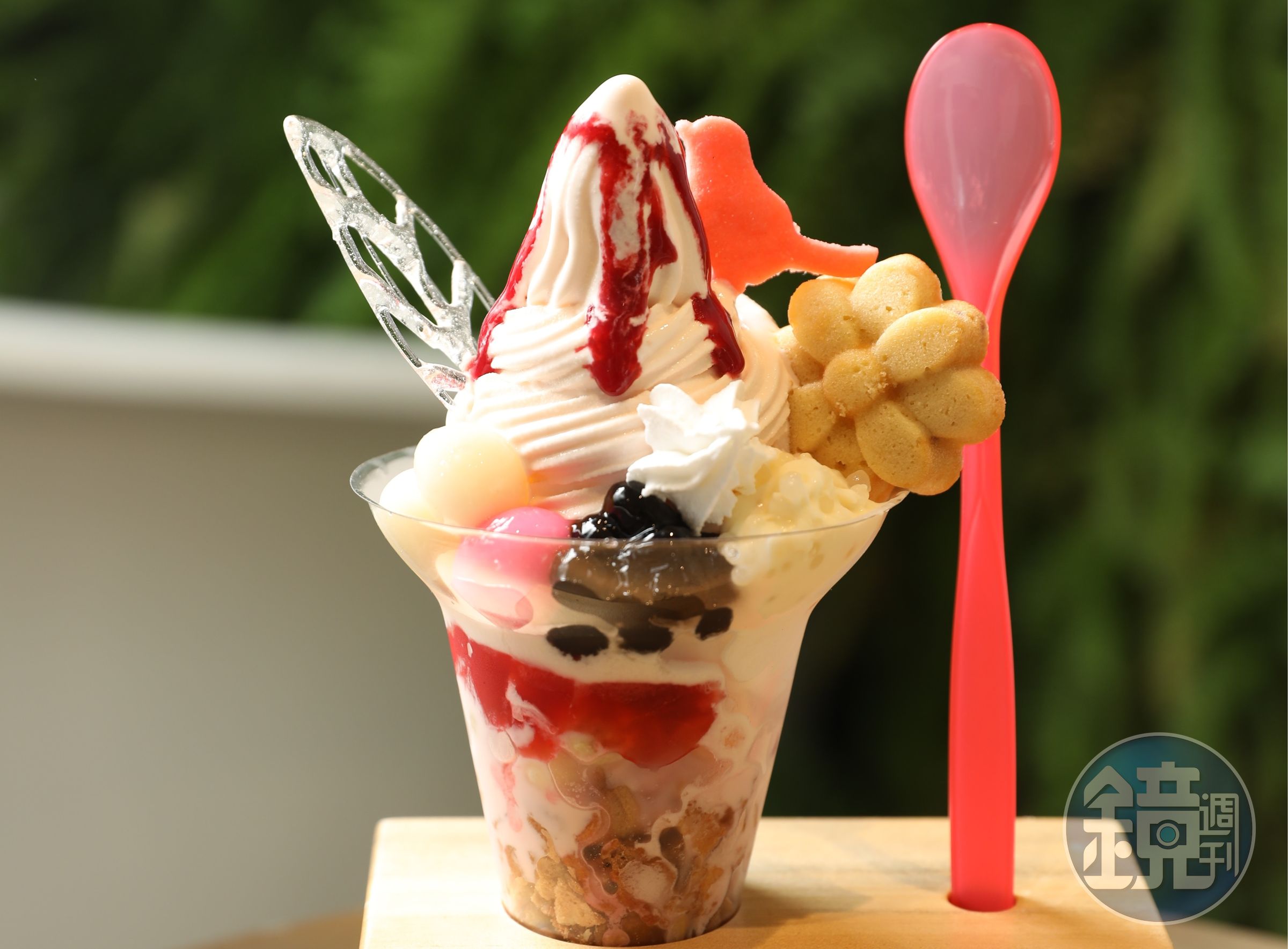 餡料極為豐富的「花花杯系列」，還加入湯圓、西米露、珍珠等傳統甜點。（250元／份）