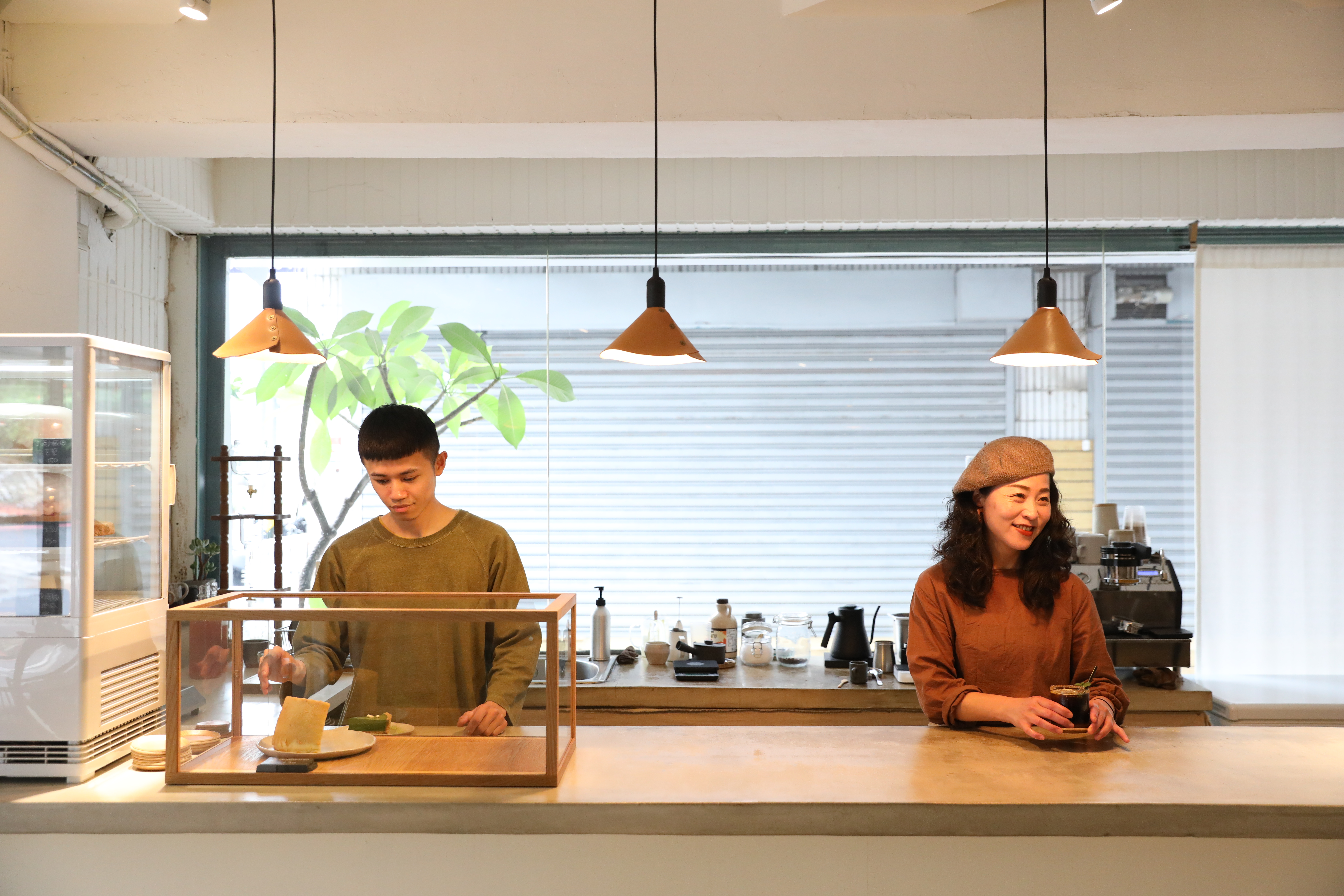 個性低調的游智鈞（左）與好友翁玉珮（右），2人堅持將愈簡單的東西做到最好。