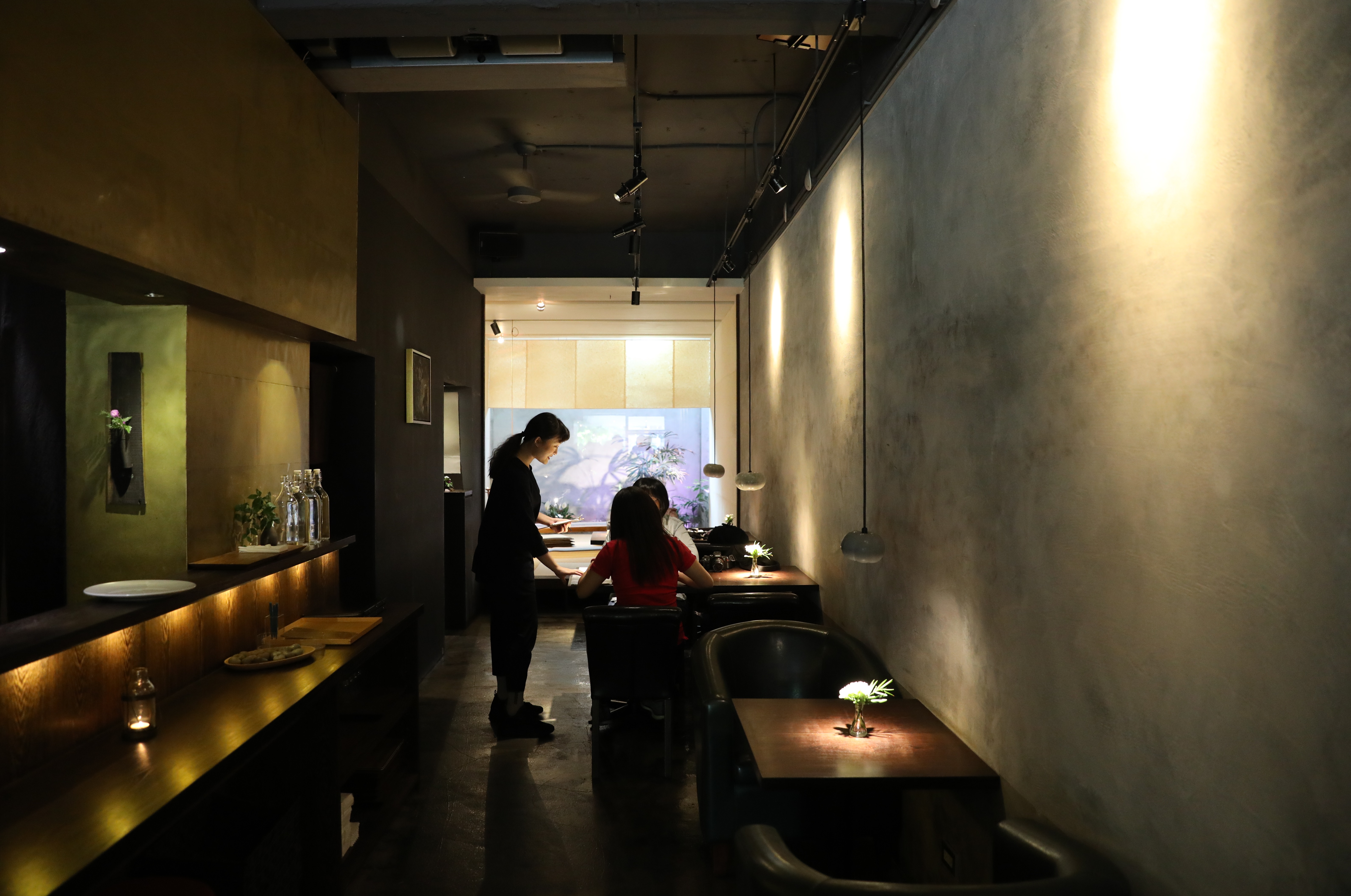 「之間茶食器」營造出沉潛寧靜的用餐氛圍。