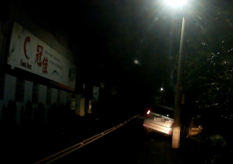 潘男剛考取駕照，夜間開車到豐原區東陽路，迴轉時未注意，車子卡進山溝。（翻攝畫面）