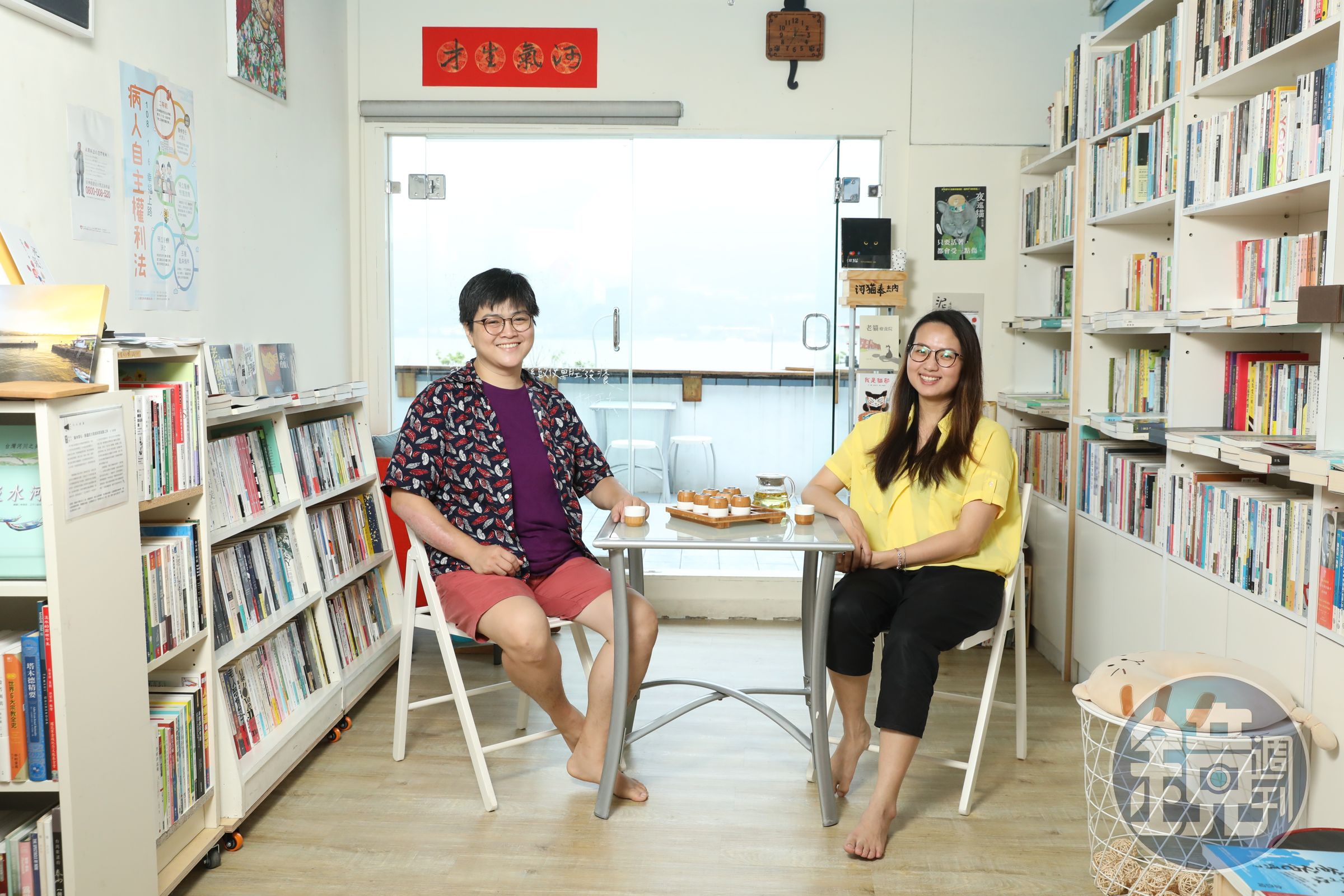 阿勇（左）與雅鈴（右）加上其他2位好友秀眉與小綠，合作經營「無論如河」獨立書店。