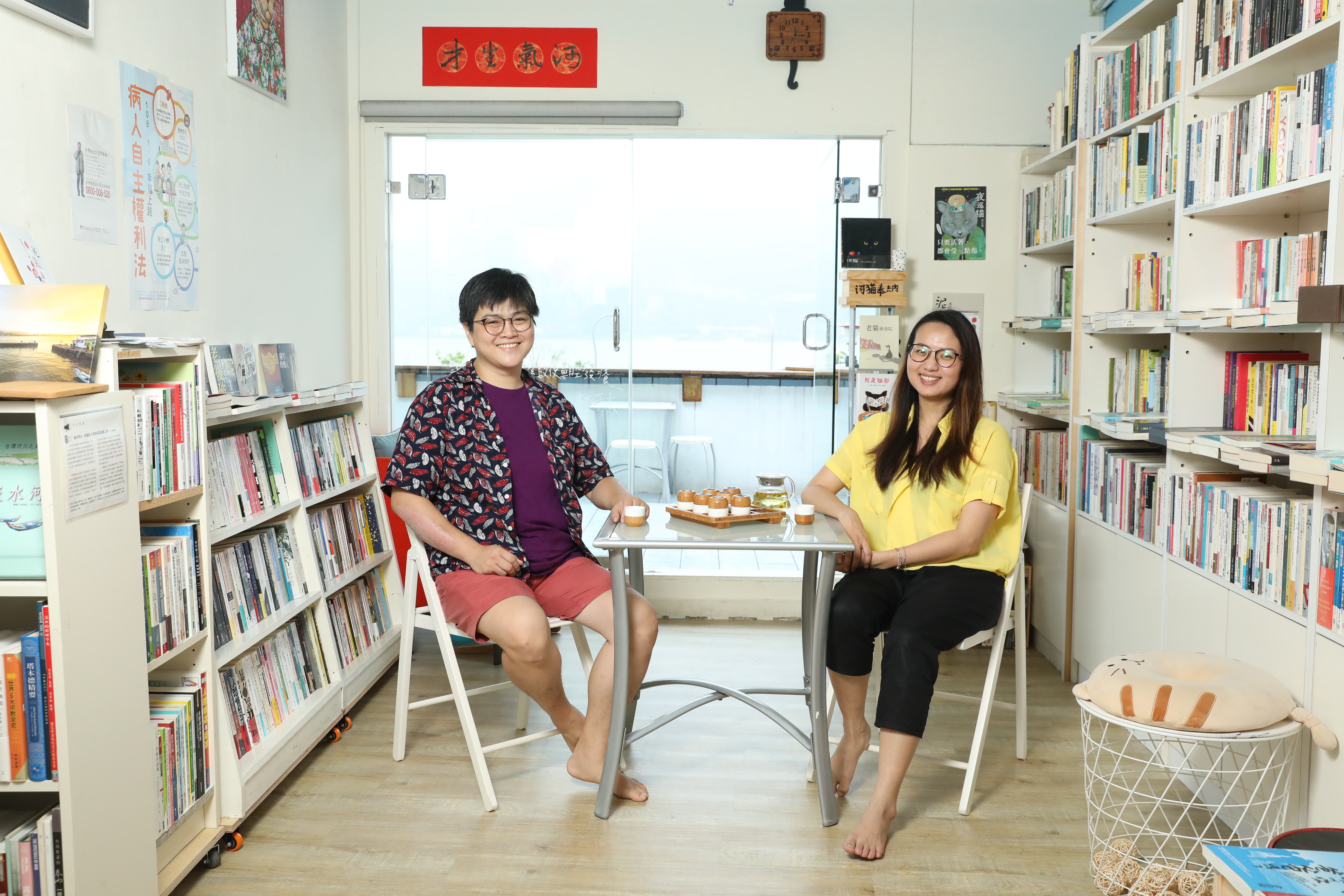 阿勇（左）與雅鈴（右）加上其他2位好友秀眉與小綠，合作經營「無論如河」獨立書店。