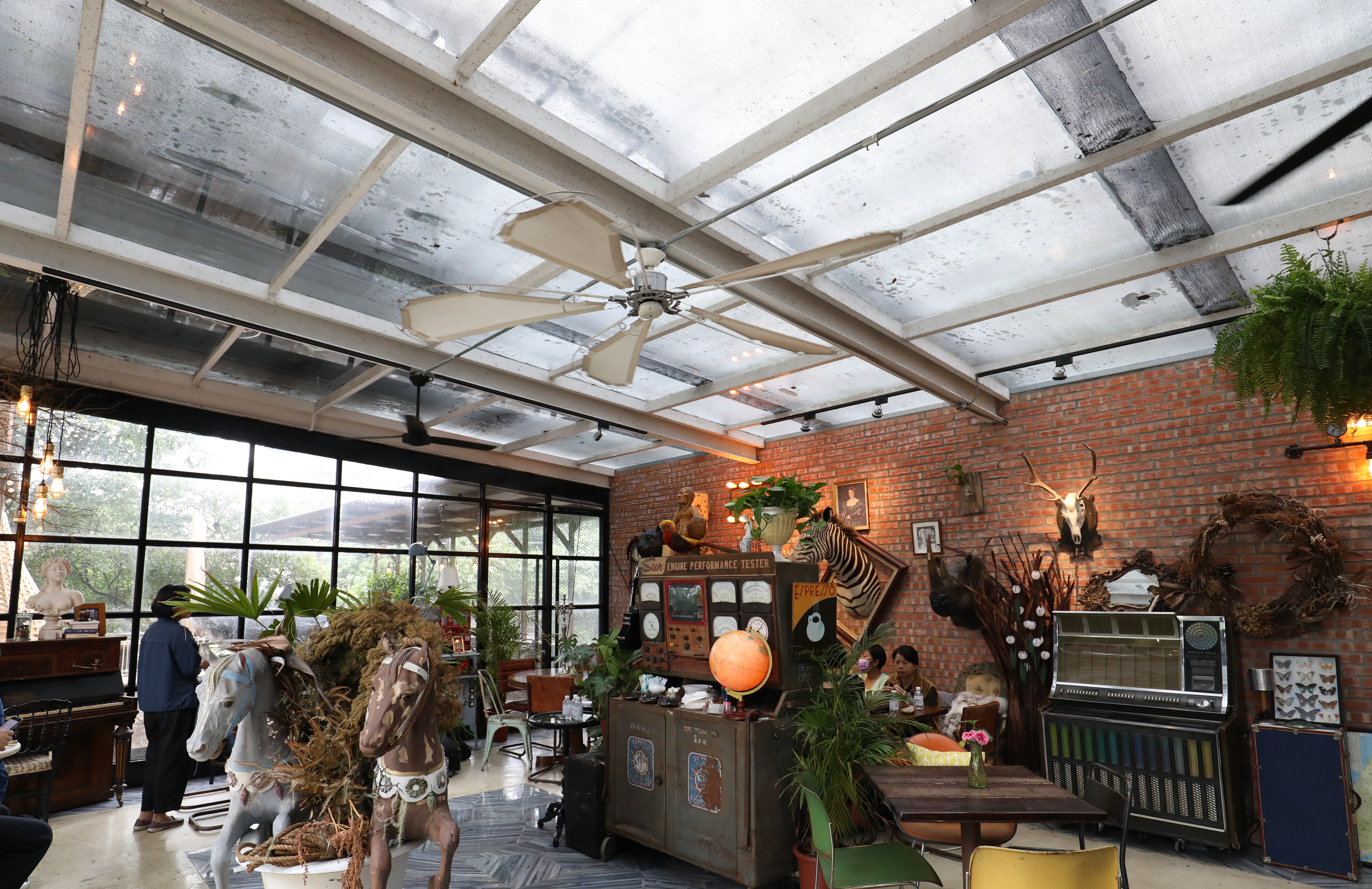 「Binma Area 134」玻璃屋內擺設老闆自各地帶回來的骨董收藏。