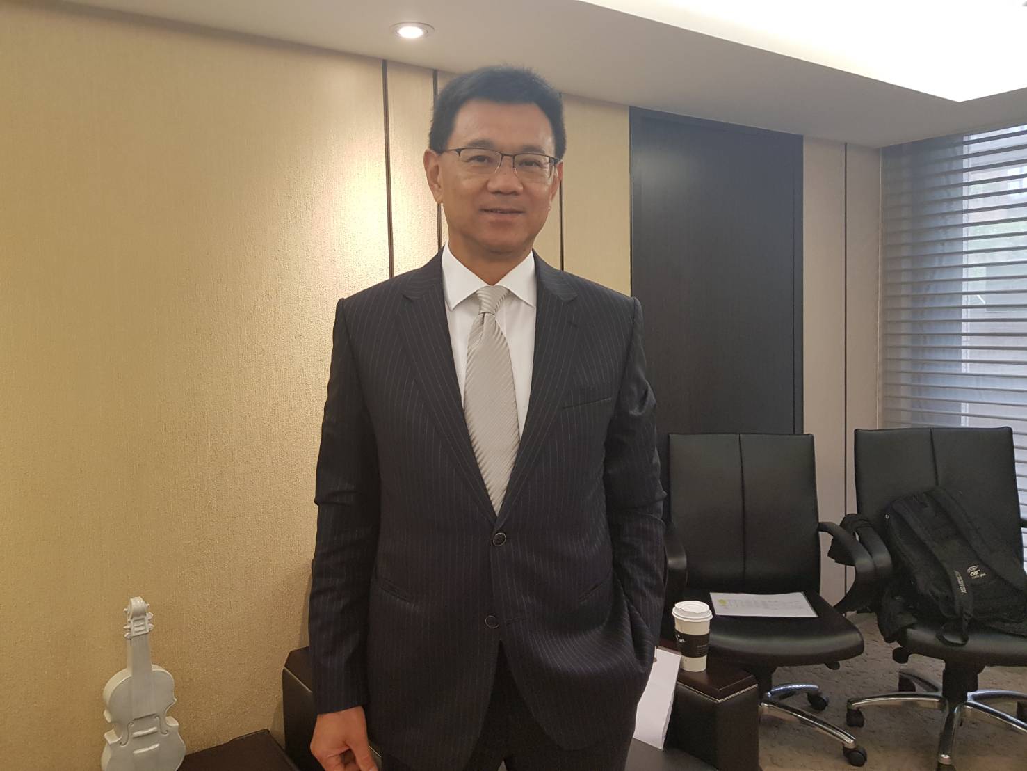 達麗建設董事長謝志長認為，土地的價格愈來愈貴，為了消化餘屋讓利，房子賣掉了，但土地不一定買的到，或是要用更貴的價錢才能買到，不如惜售。