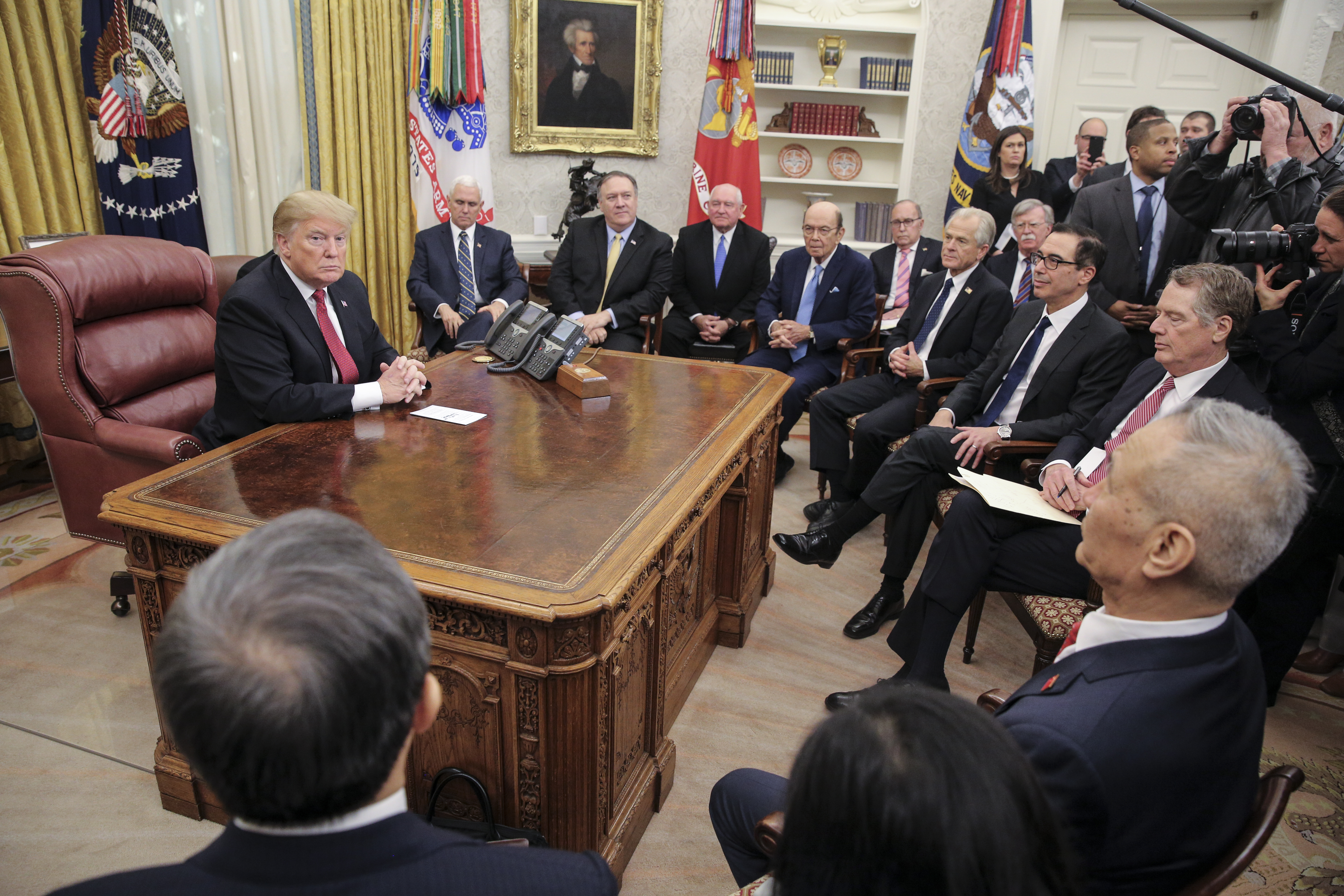 台股表現向來得看國際市場臉色，貿易戰下變數不斷，投資人千頭萬緒之際，可學王牌操盤手布局策略。