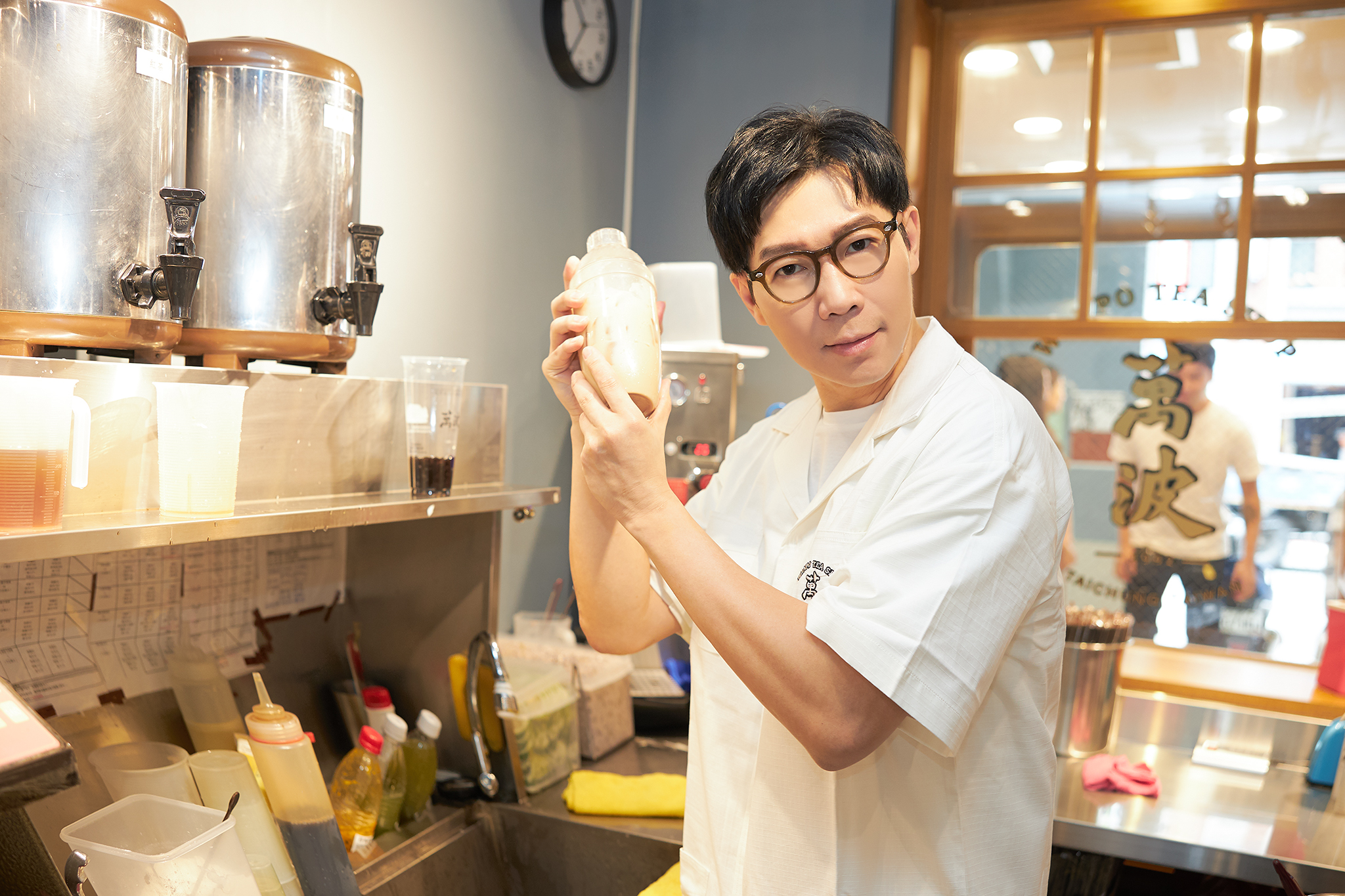 品冠為了宣傳新歌〈珍珠奶茶〉，特地抽空到茶飲店打工。（海蝶提供）