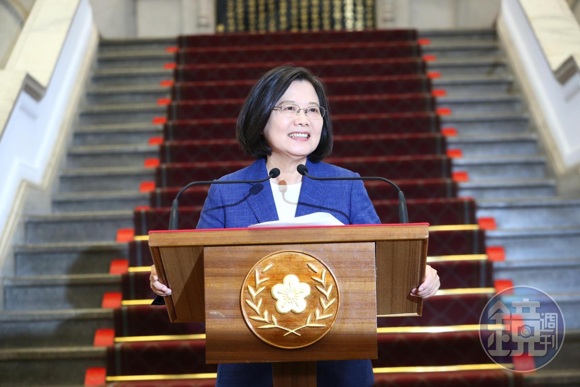 蔡英文在記者會中被問到初選勝出議題，露出久違的笑容。