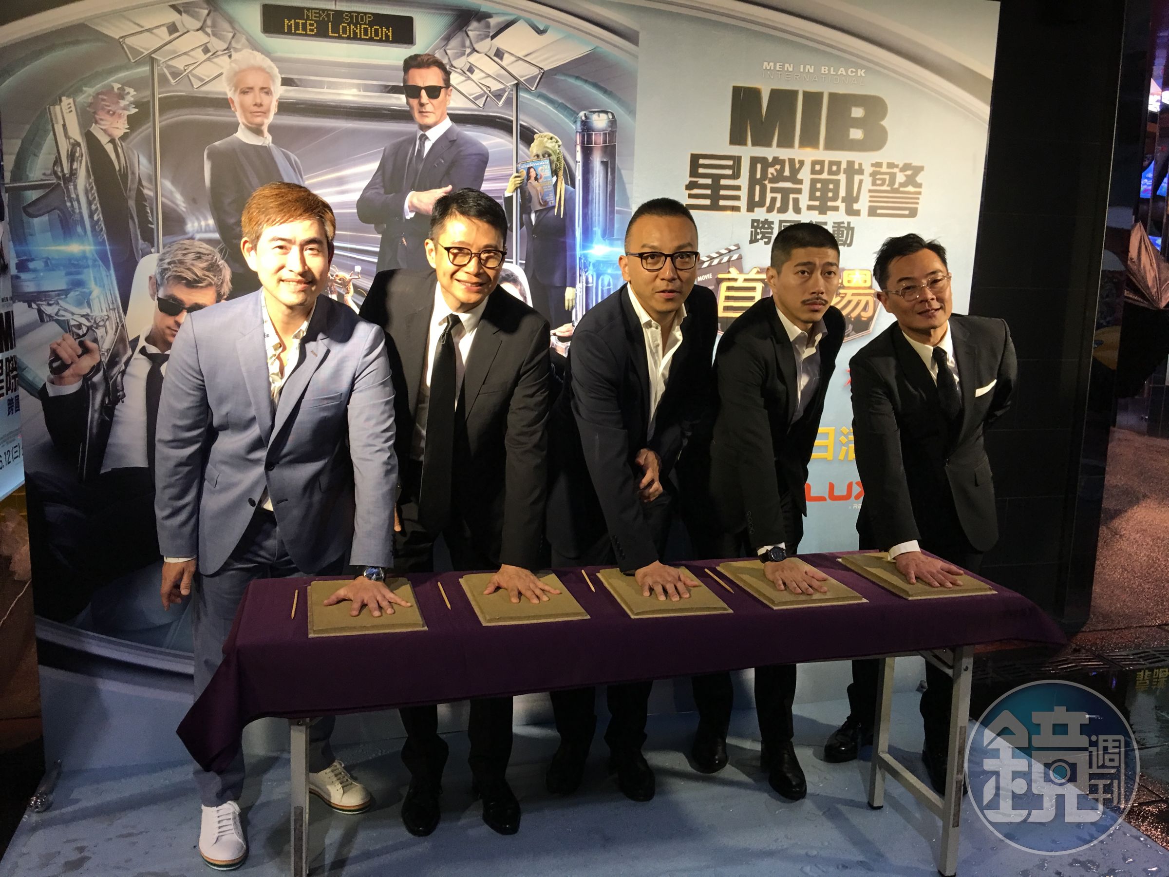 美商索尼影業公司台灣分公司總經理余卜康（左起）、RealD副總裁及亞太區總經理陳永文、in89執行長蔡政宏、《我們與惡的距離》攝影師陳克勤、福斯傳媒集團資深副總葉天成，一起見證台灣首座LUXE影廳誕生。（Real D提供）