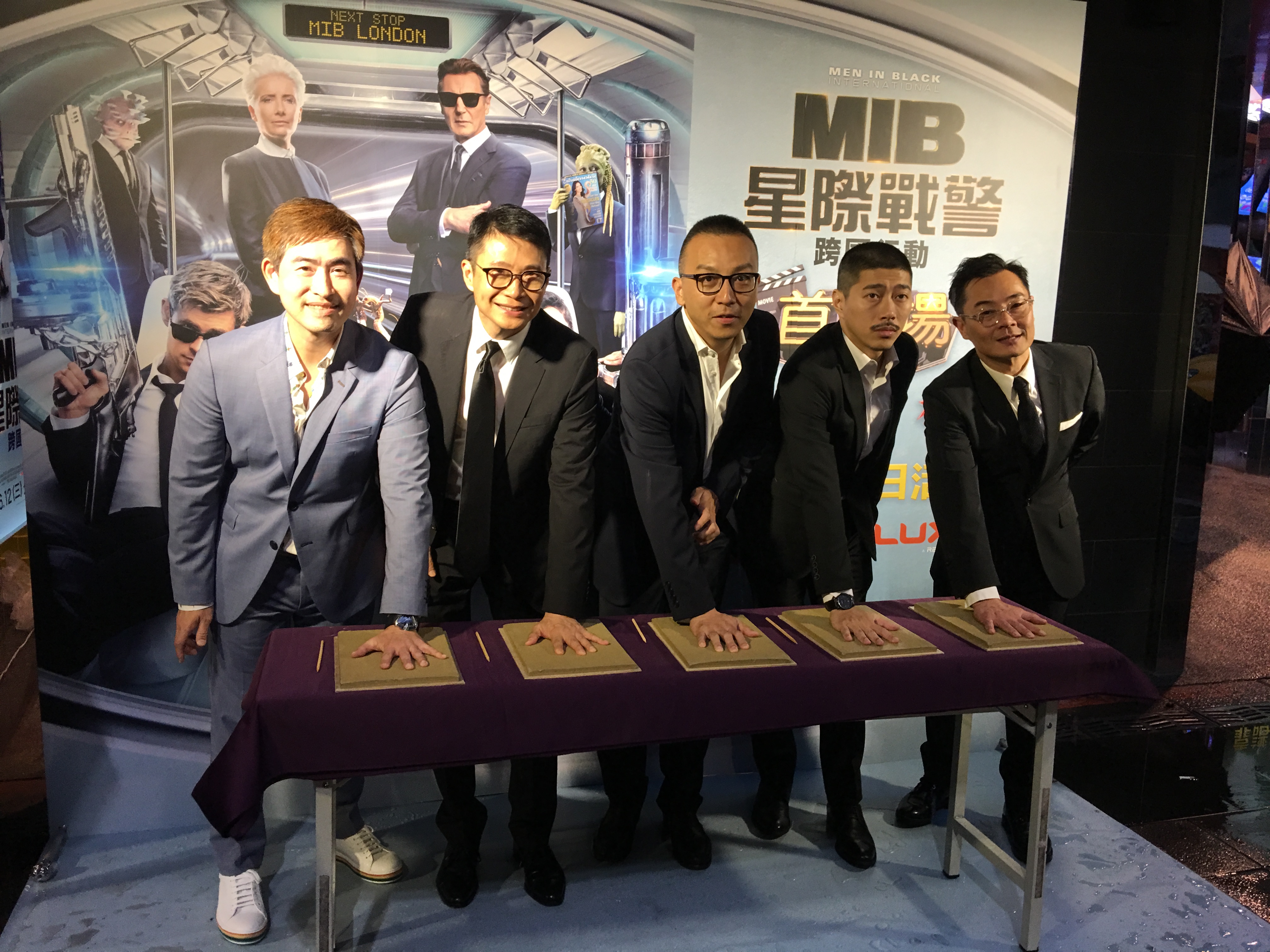 美商索尼影業公司台灣分公司總經理余卜康（左起）、RealD副總裁及亞太區總經理陳永文、in89執行長蔡政宏、《我們與惡的距離》攝影師陳克勤、福斯傳媒集團資深副總葉天成，一起見證台灣首座LUXE影廳誕生。（Real D提供）