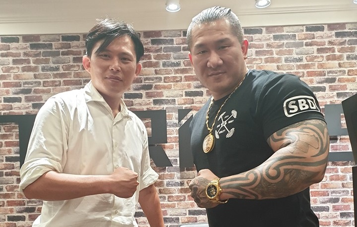 網紅「館長」陳之漢力邀時代力量立委黃國昌一起舉辦「拒絕紅色媒體」遊行。（翻攝飆捍臉書）