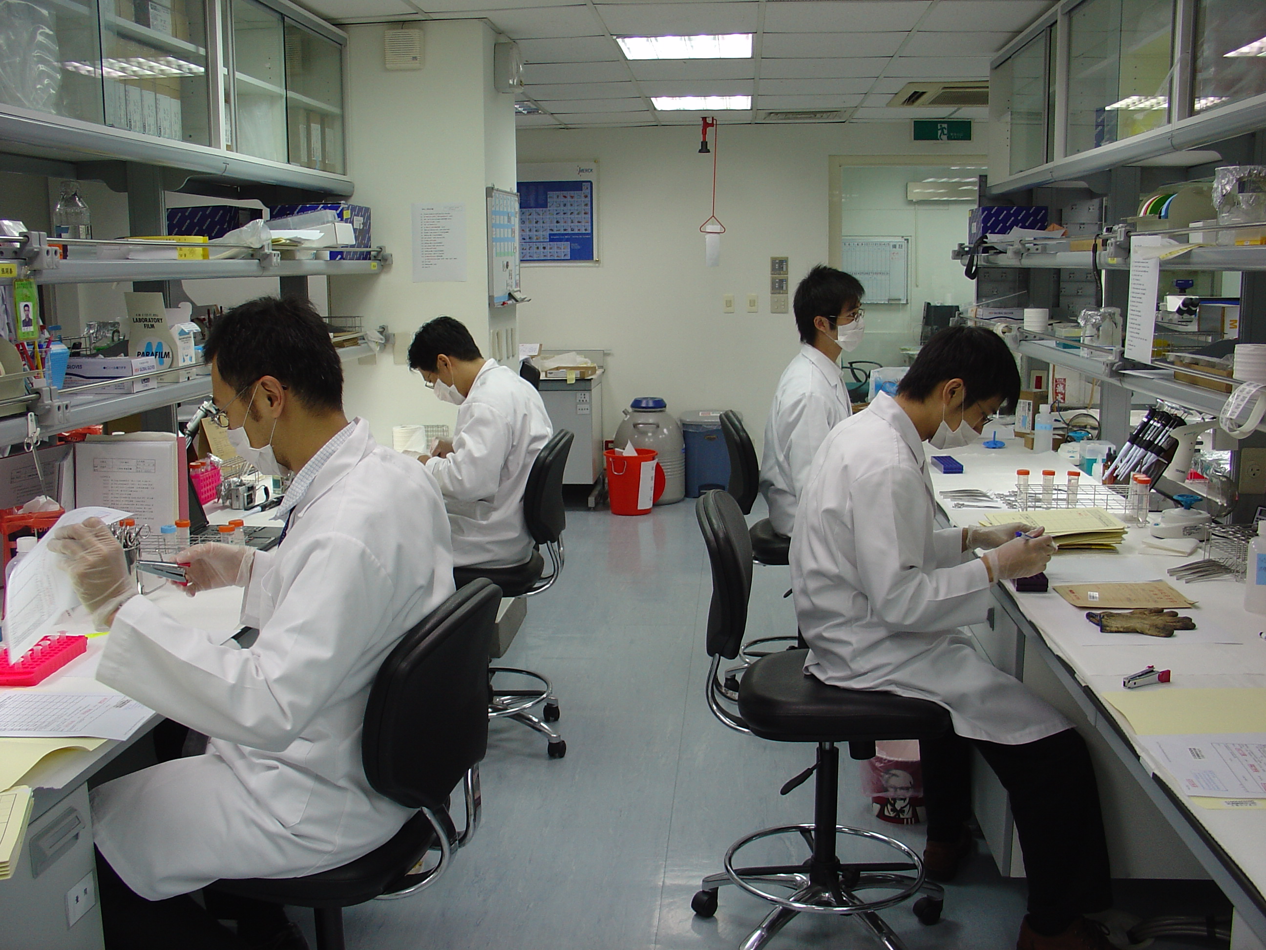 新北警建置DNA整合智慧分析系統實驗室，並與法醫研所跨域合作，大幅提升失蹤人口尋獲率。（翻攝畫面）