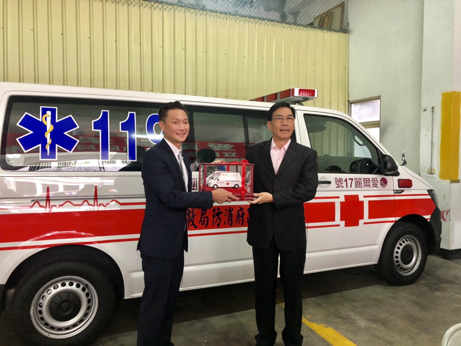 醫美集團宣傳大使謝祖武代表集團出席捐贈救護車。（翻攝畫面）