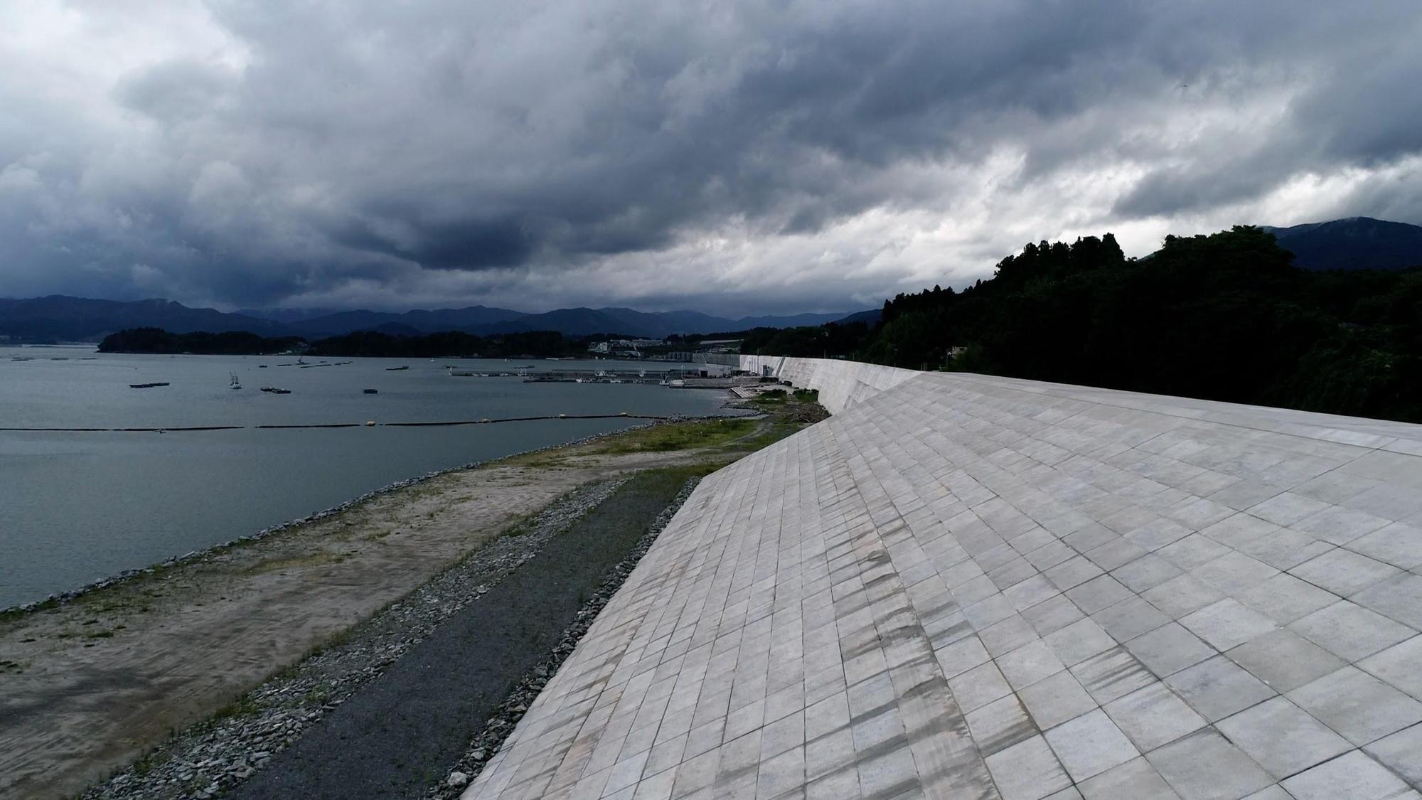 紀錄片《日本海上長城》探討日本政府興建巨型防波堤的爭議。（公視提供）