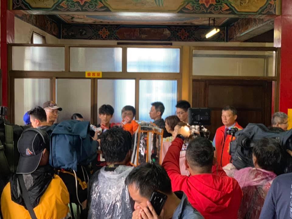 台中烏日建興宮張姓主委（右側身穿紅色背心者）記者會當時就站在胡瓜旁邊，只是被記者稍為區隔開來。（翻攝自台中烏日建興宮開漳聖王臉書）