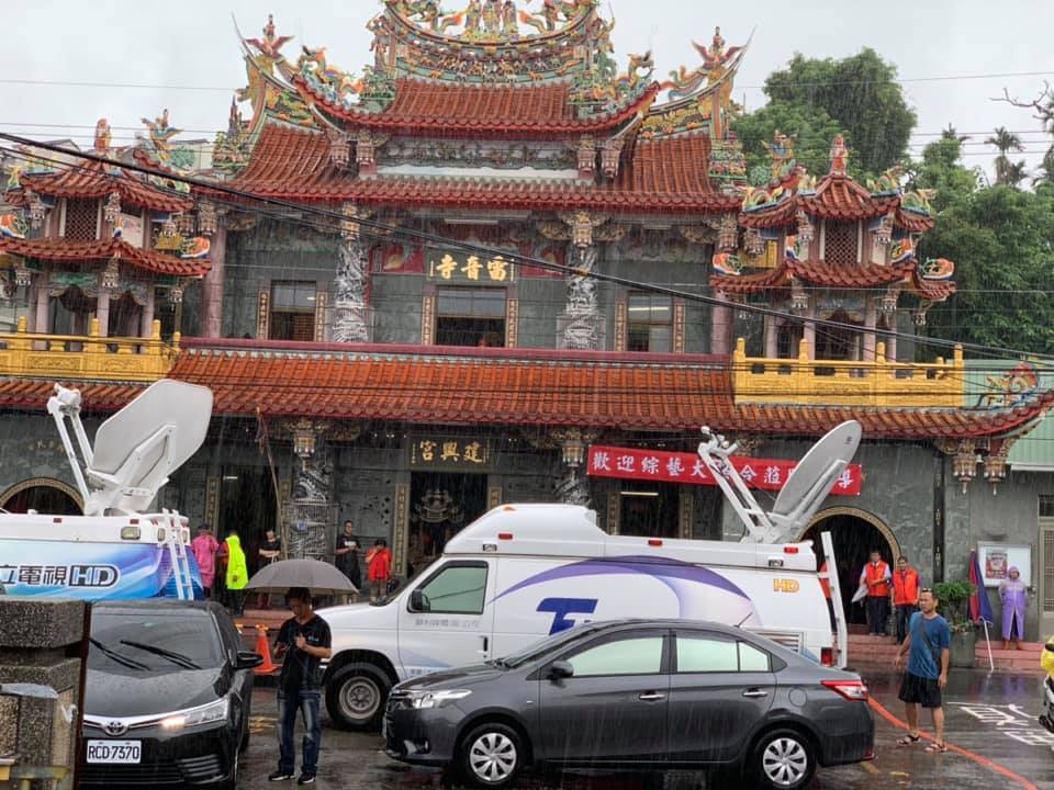 阿翔激吻謝忻的消息曝光，建興宮一早就熱鬧滾滾，大批媒體出動守候。（翻攝自台中烏日建興宮開漳聖王臉書）