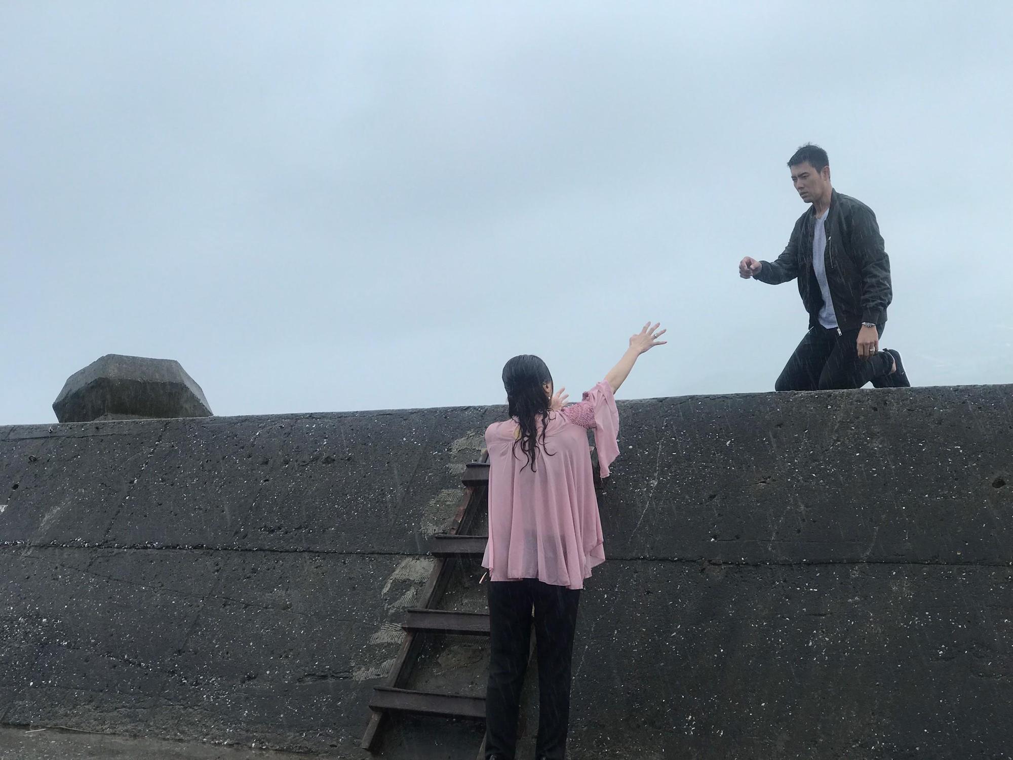 《大時代》劇組拍落水戲,眾多演員淋雨。(民視提供)