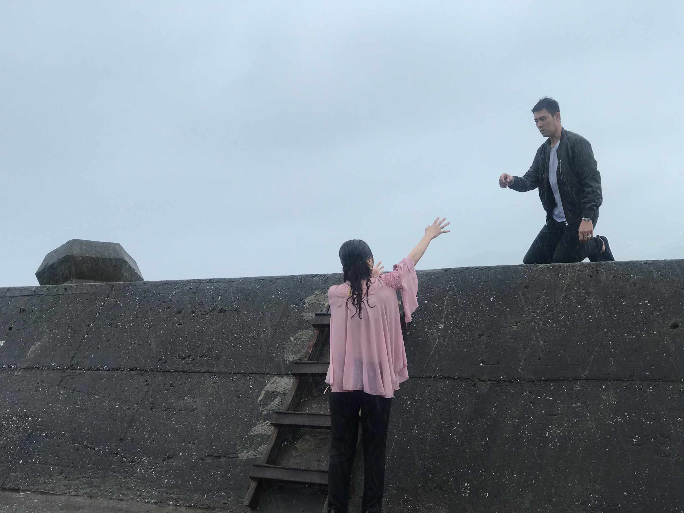 《大時代》劇組拍落水戲，眾多演員淋雨。（民視提供）