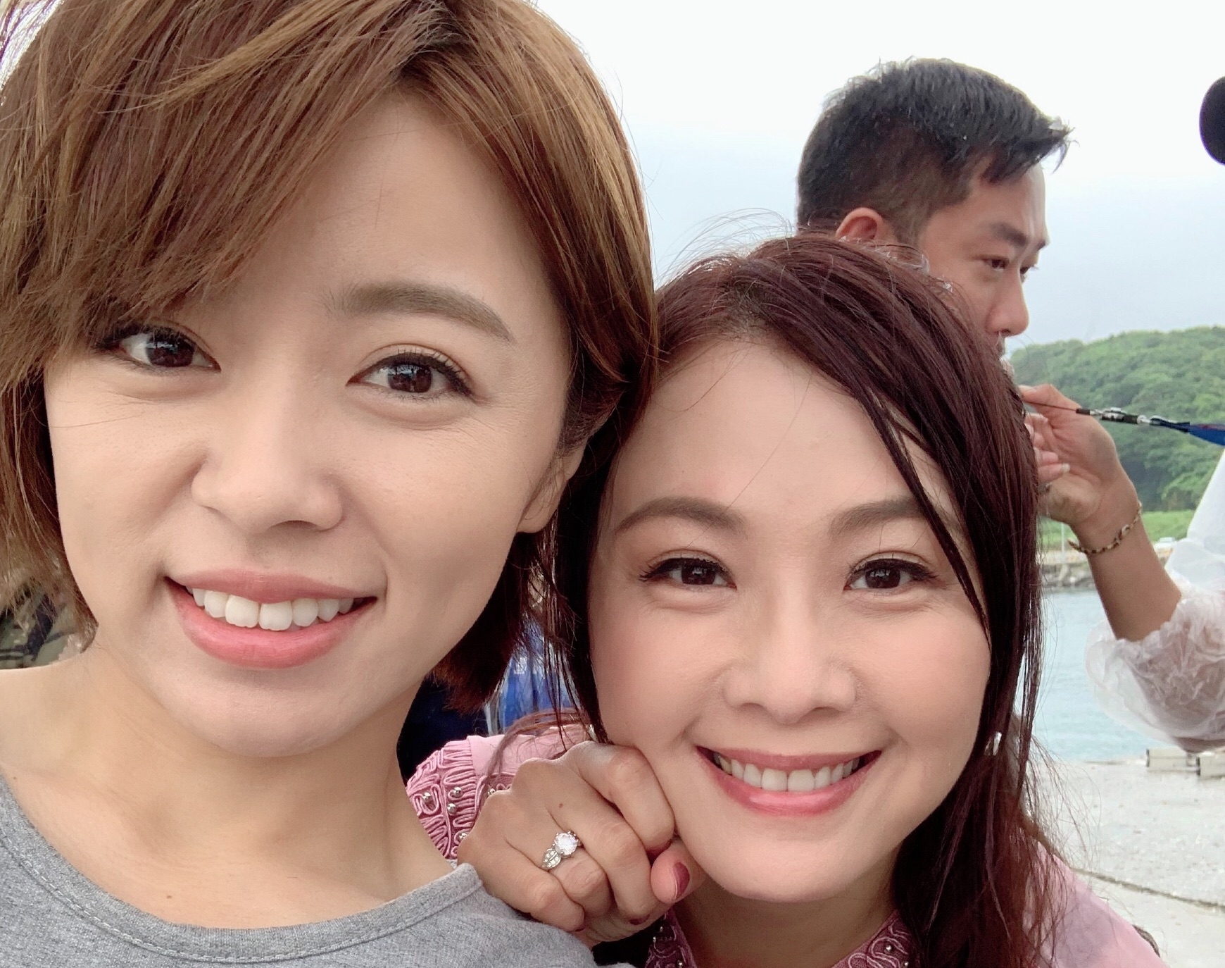 王瞳出外景慘遭雨炸，和陳妍安硬著頭皮拍完。（民視提供）