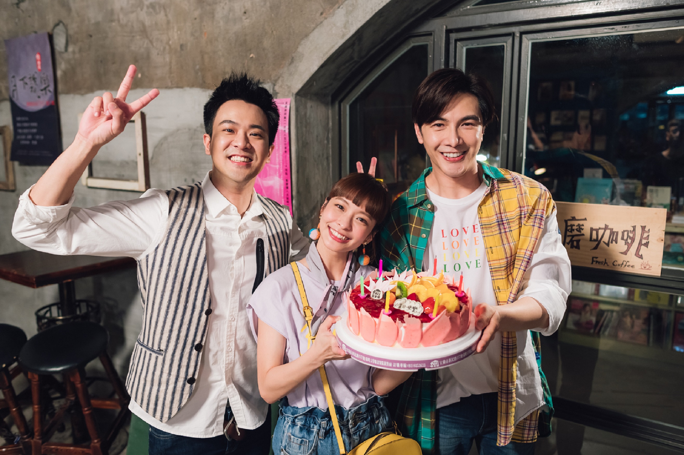 謝佳見拍戲到一半，劇組驚喜現身，讓他很感動。（東森提供）