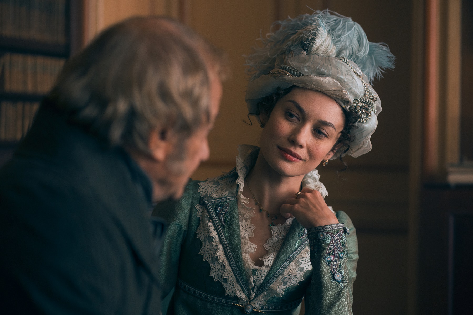 烏克蘭女星歐嘉柯瑞蘭蔻在《巴黎之王：闇黑正義》飾演愛上逃犯的女爵，為營救對方不惜付出一切。（鴻聯國際提供）