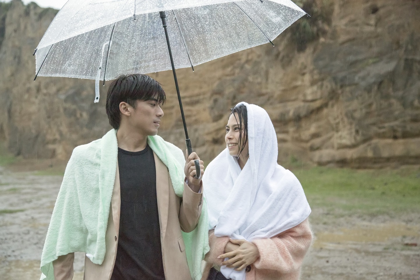 李幸倪與林哲熹拍到全身都濕了。（環球唱片提供）