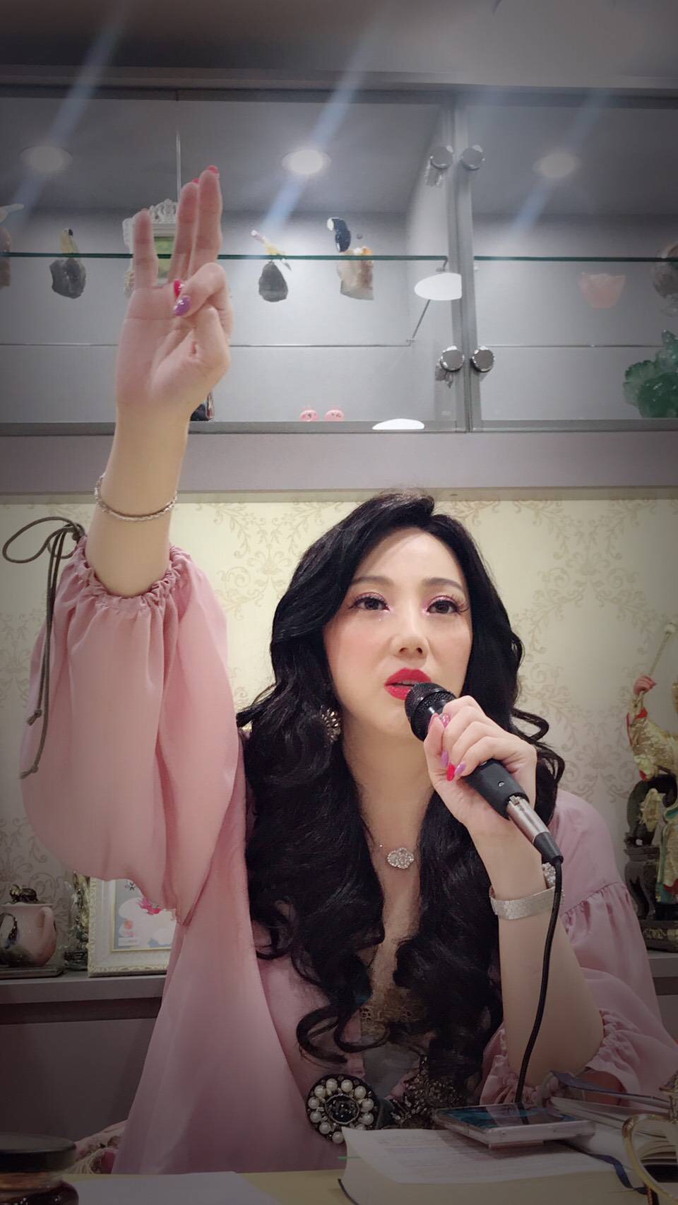 沈嶸通靈後發現兩人早已撕破臉。（沈嶸提供）