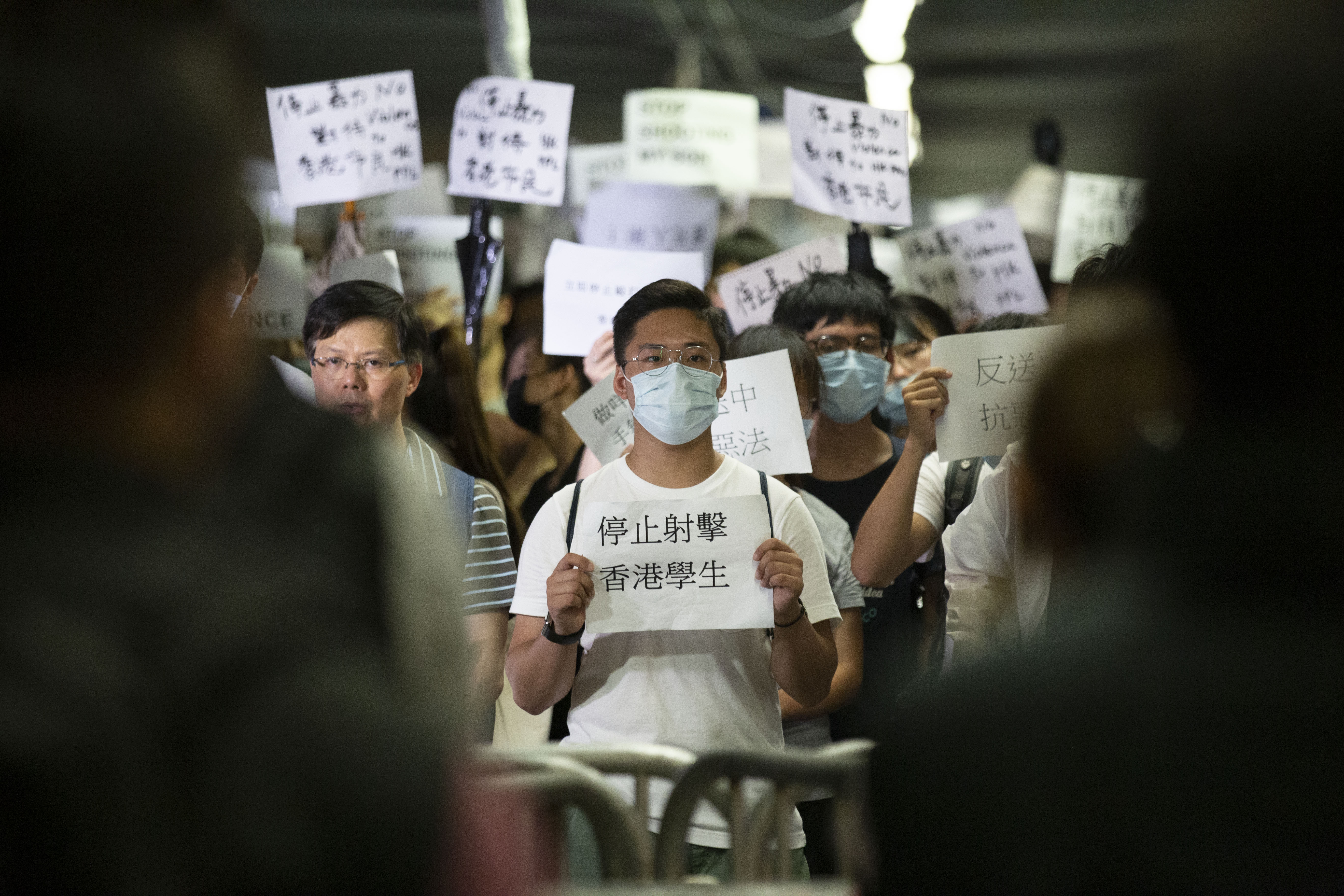 6月12日早上，學生與市民在中信橋上持標語呼籲警方停止暴力。