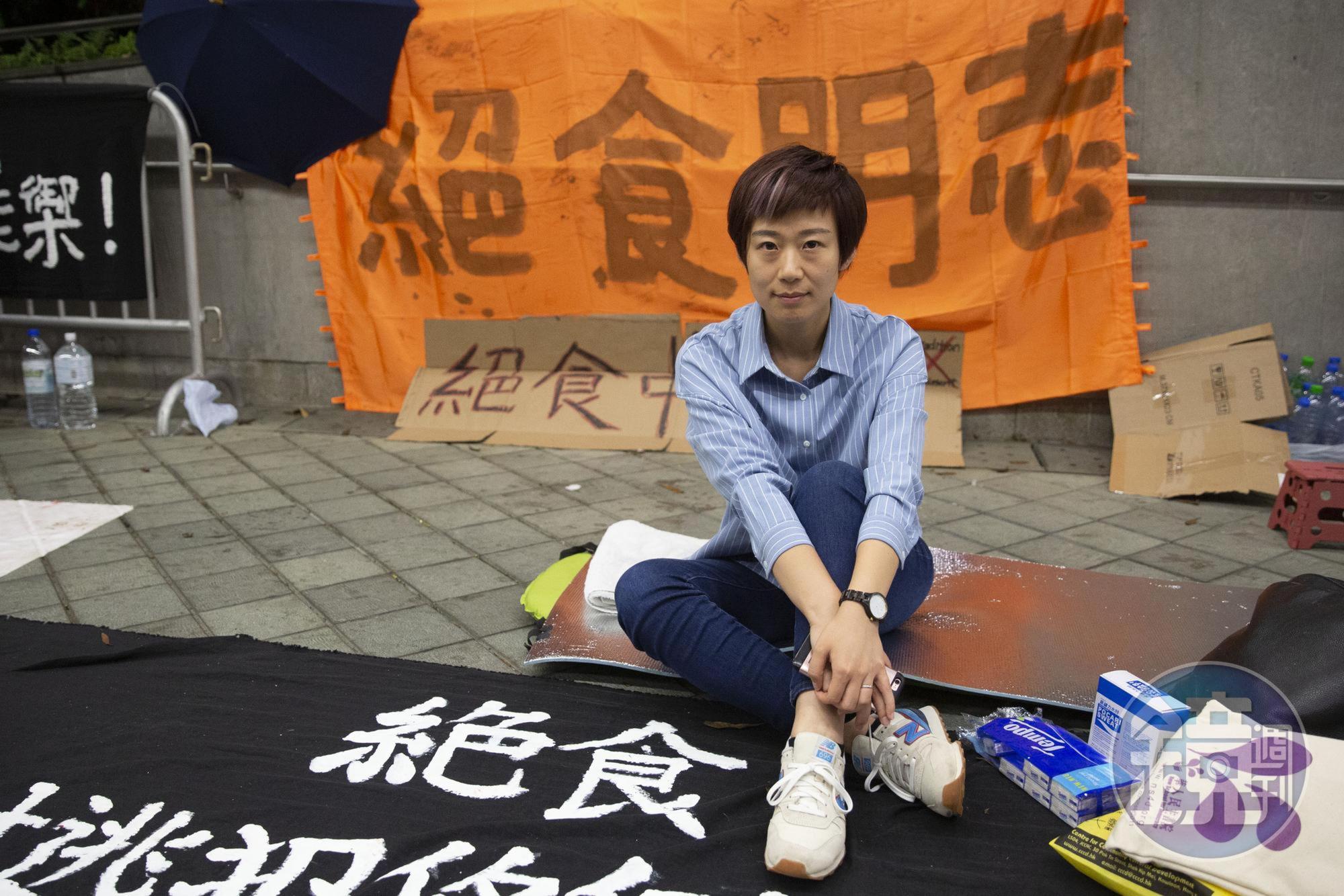 教育大學社會系講師黎明串連藝文界發起絕食運動，她絕食103小時，象徵6月9日上街的人數。