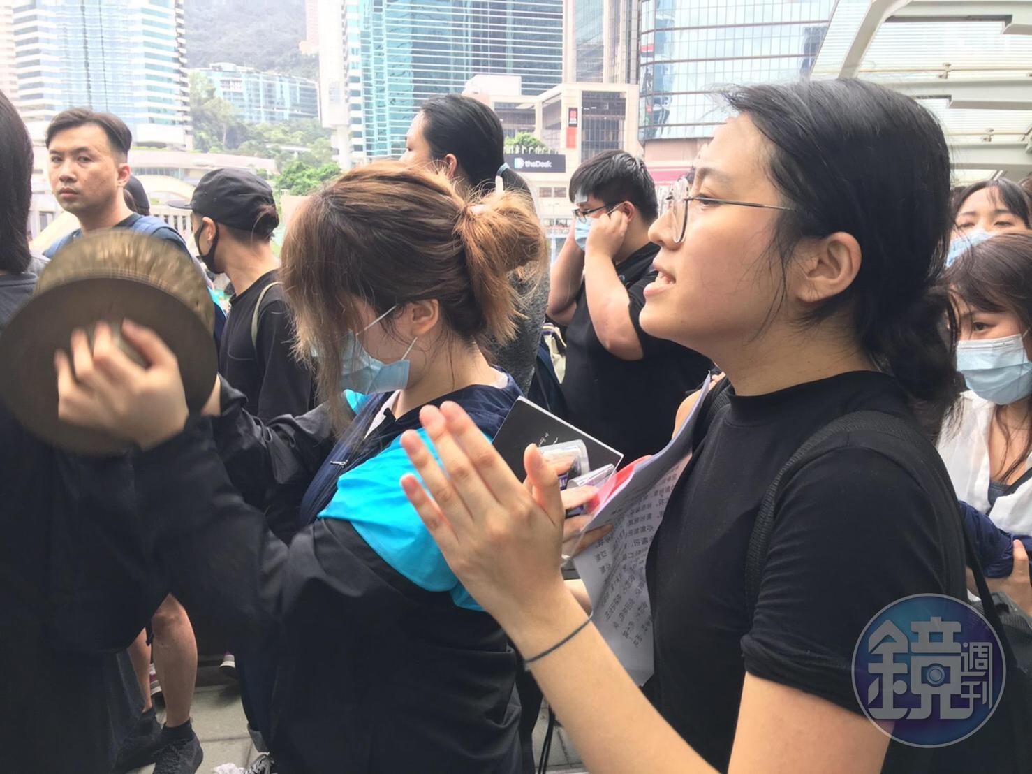Jola（右）是大學生，與夥伴自發性拿出鈸帶喊口號。（曾芷筠攝）