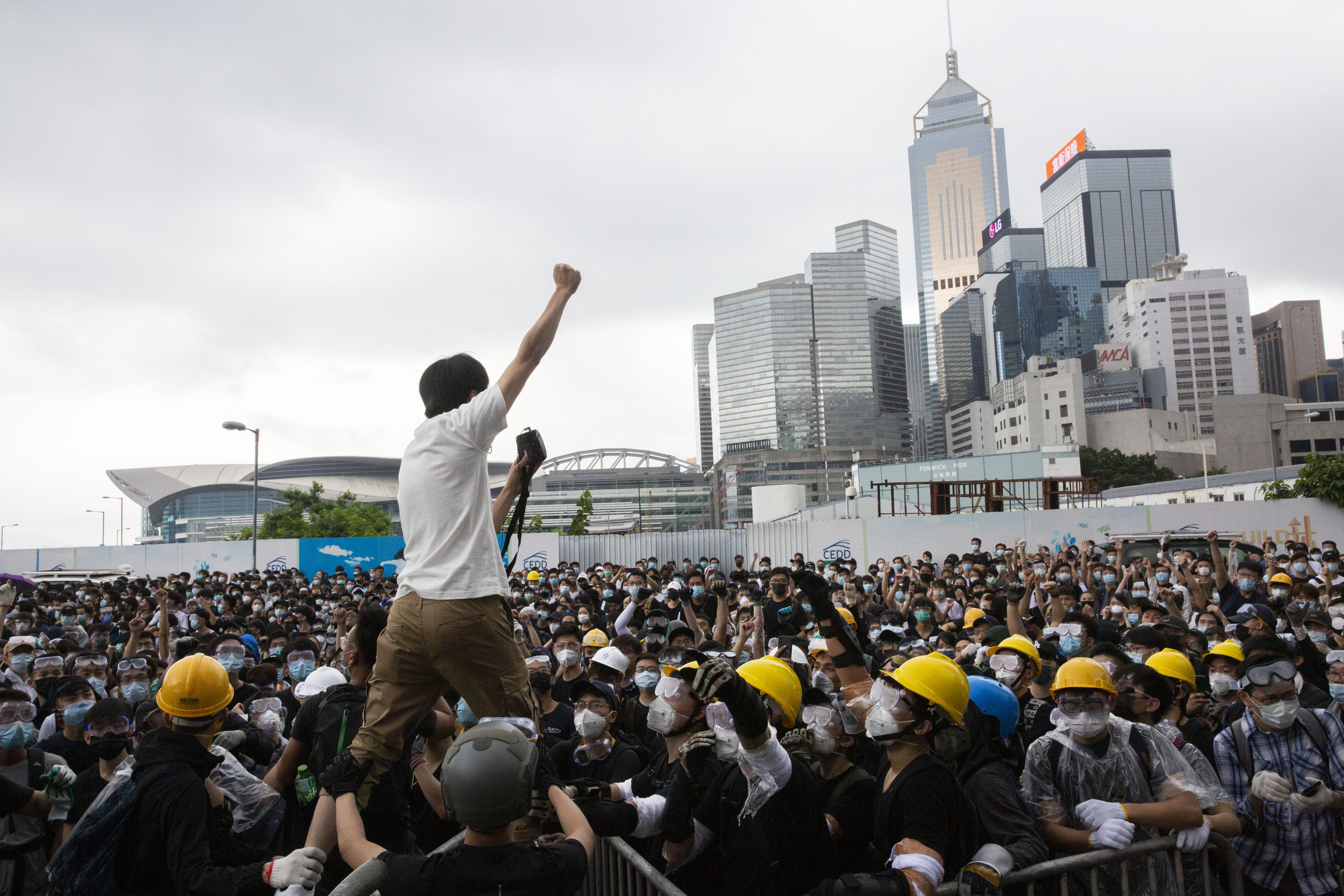 6月12日早上，缺乏組織與舞台，所有參與者都見機行事、自我組織。