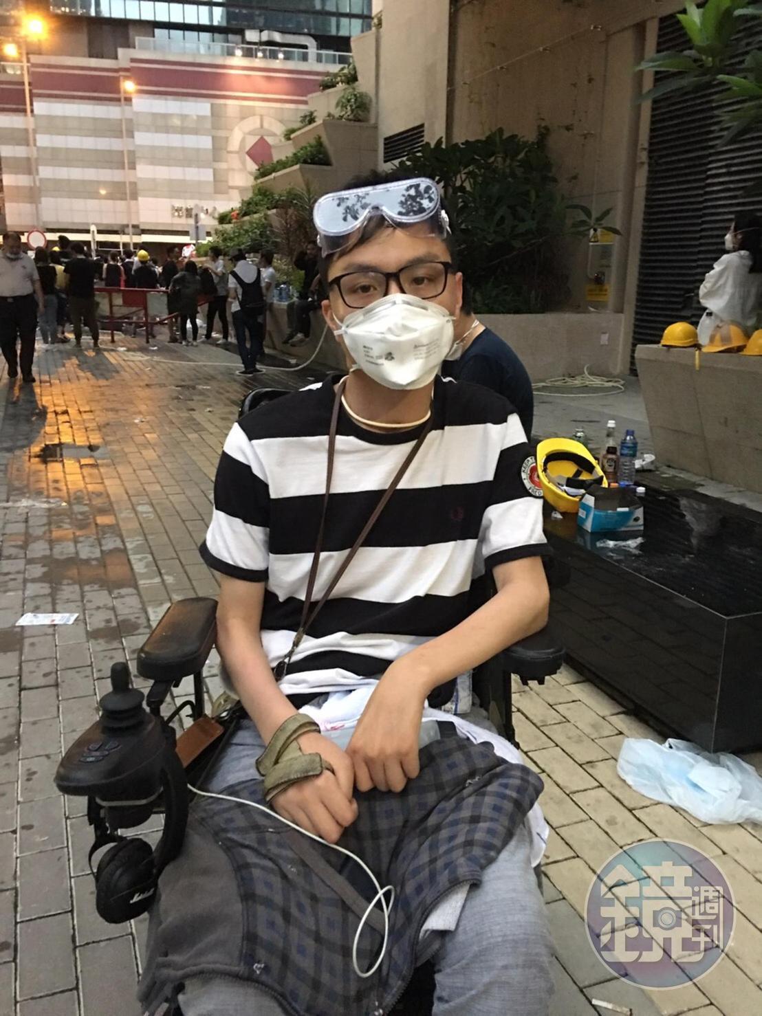劉小明胸部以下癱瘓，仍堅持在群眾後方支持運動。（曾芷筠攝）