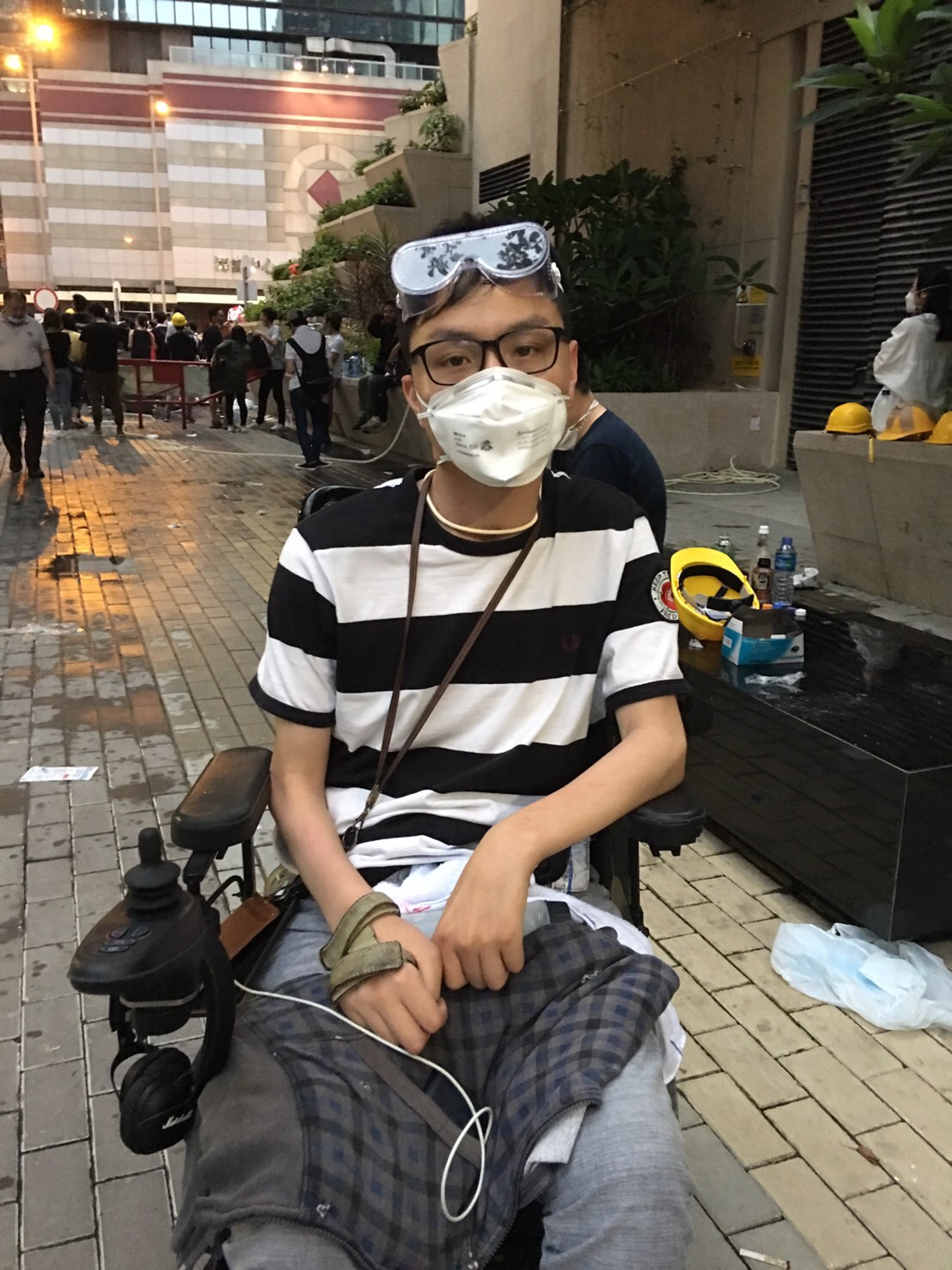 劉小明胸部以下癱瘓，仍堅持在群眾後方支持運動。（曾芷筠攝）
