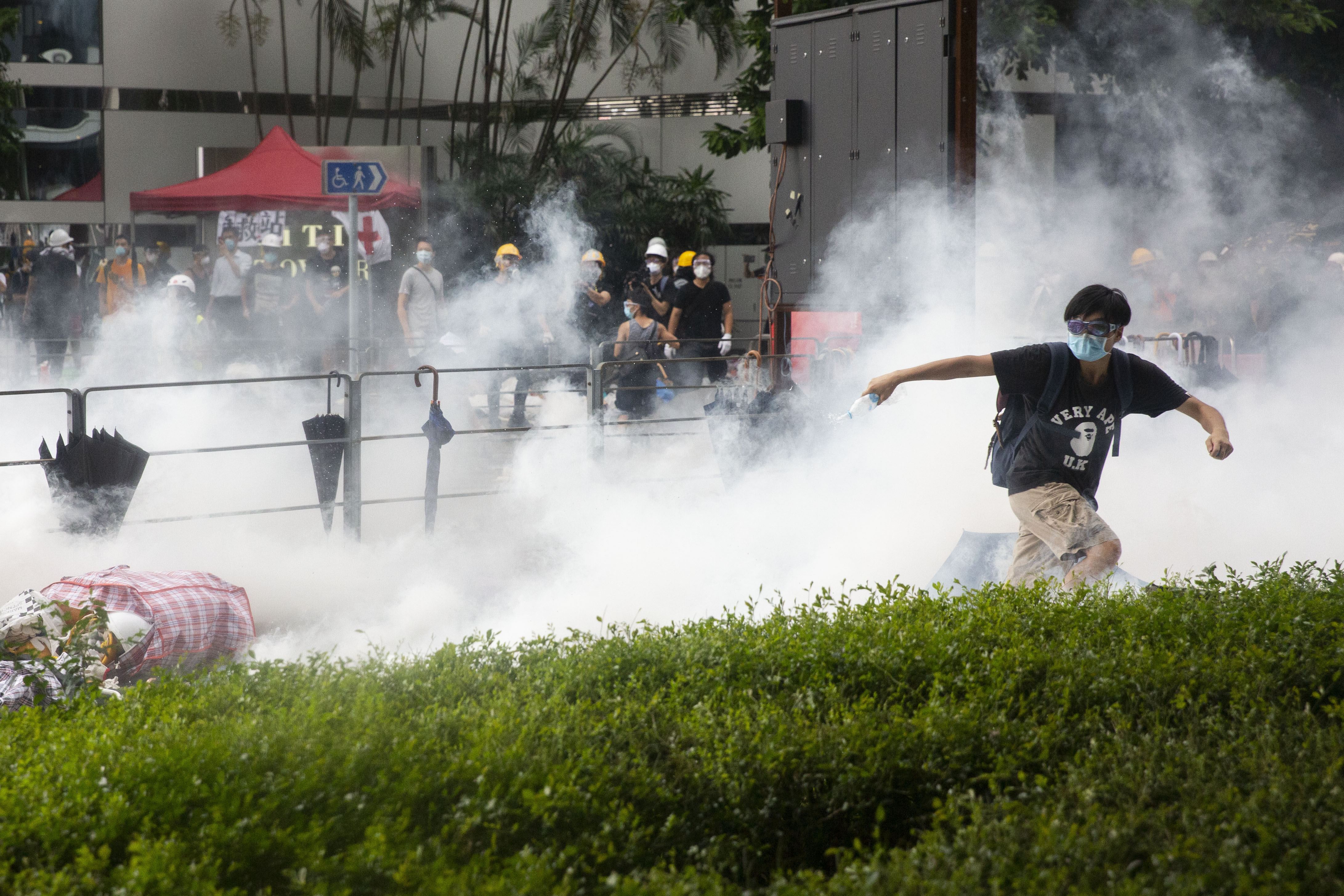 6月12日下午，添美道上瀰漫著催淚瓦斯，民眾快速向夏慤道撤離。