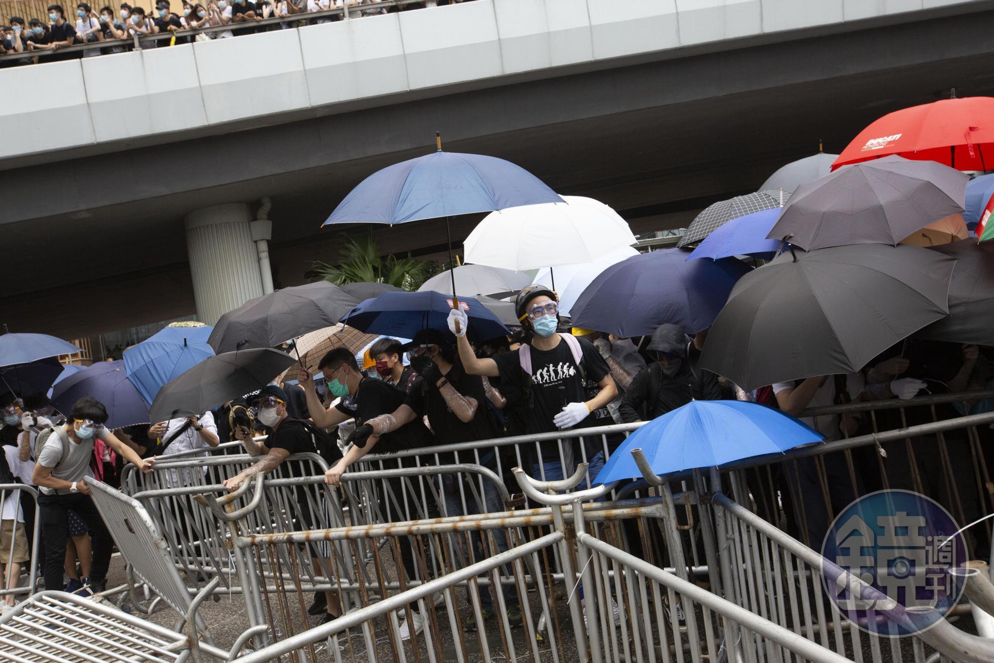 12日中午,金鐘一帶的示威民眾已完全佔據夏慤道,並以路障構築起防線。
