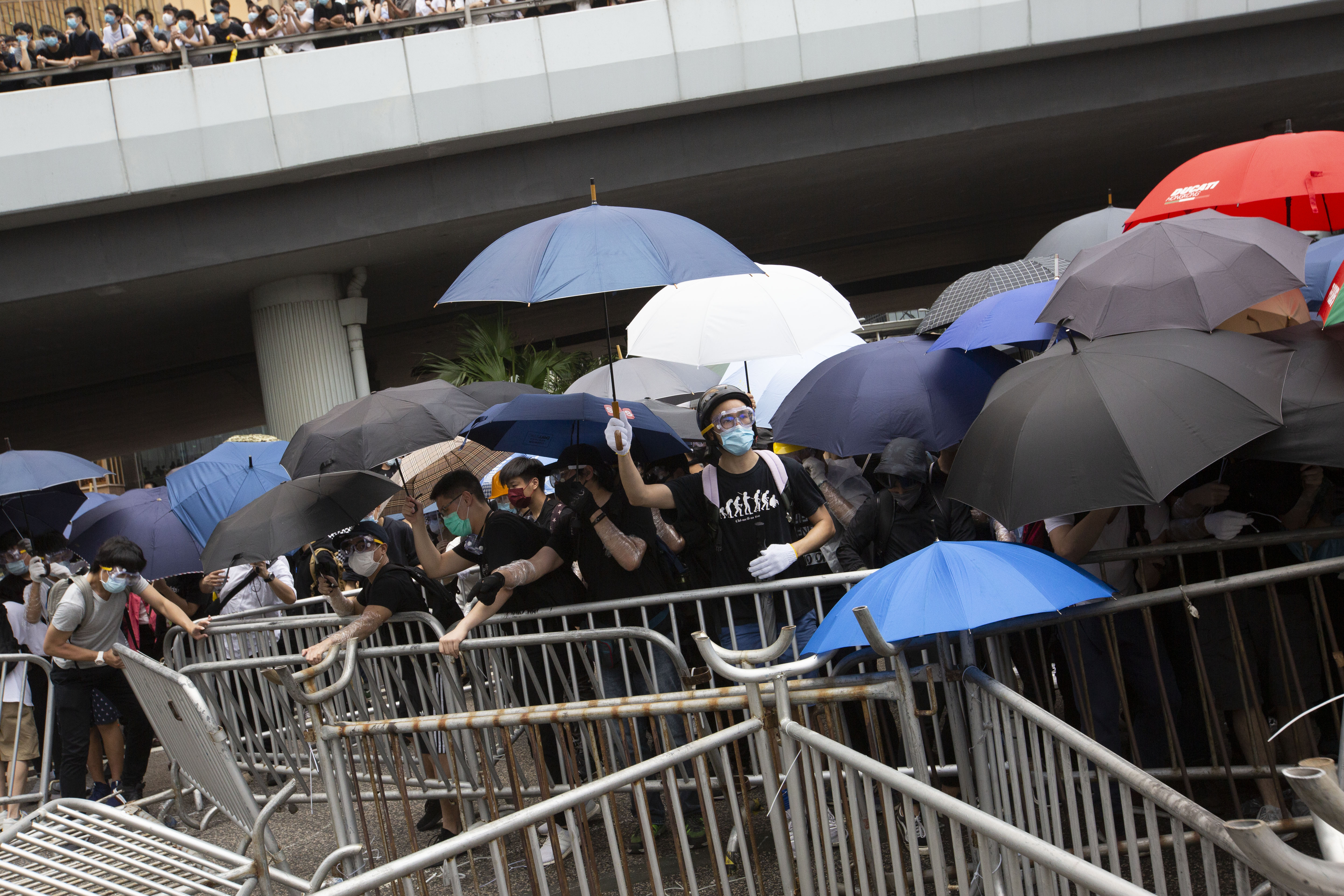 12日中午,金鐘一帶的示威民眾已完全佔據夏慤道,並以路障構築起防線。