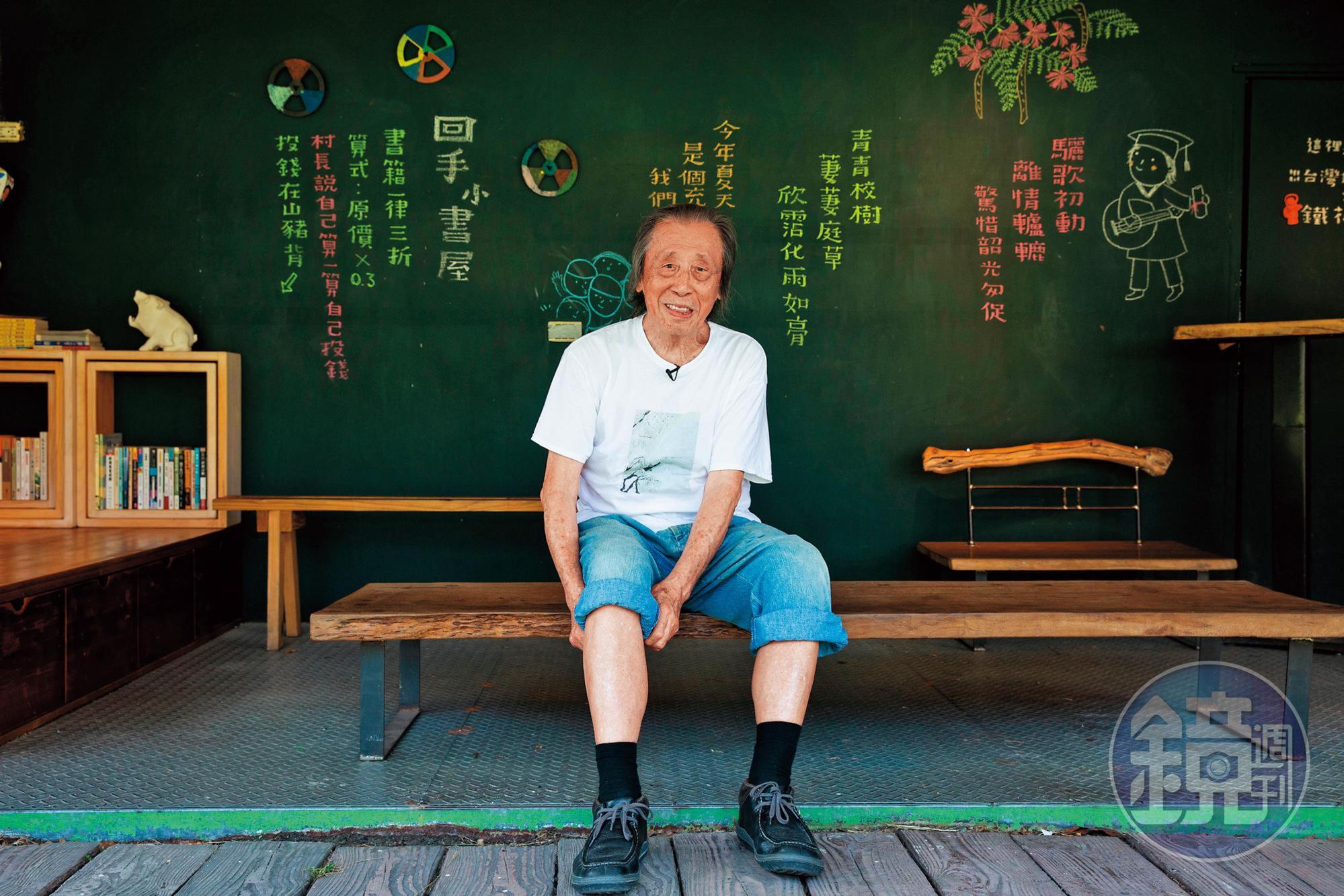 管管高齡九十，仍有豐沛創作力，近日出版新書《燙一首詩送嘴，趁熱》，他說養生的祕訣就是不要吃飽。