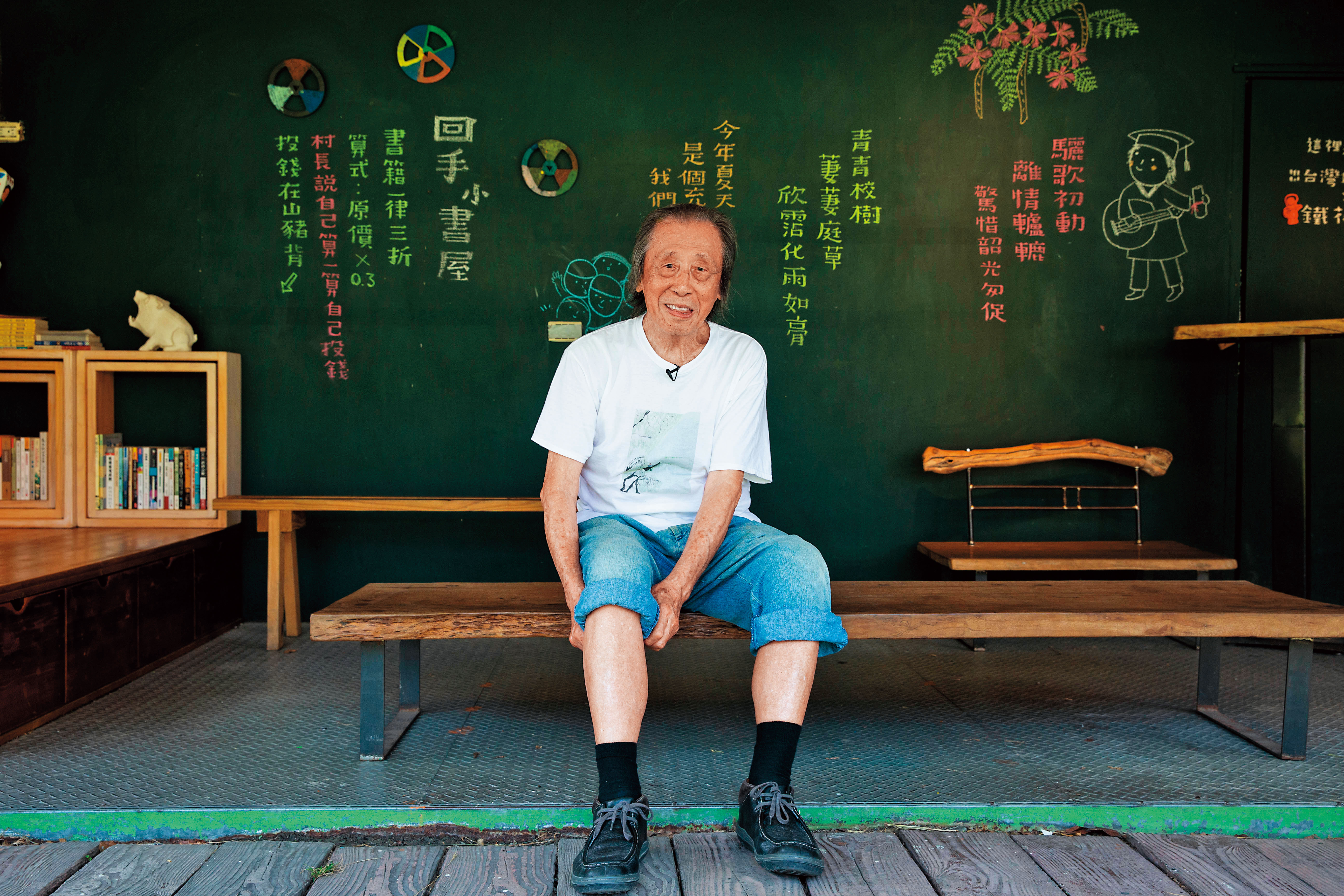 管管高齡九十，仍有豐沛創作力，近日出版新書《燙一首詩送嘴，趁熱》，他說養生的祕訣就是不要吃飽。