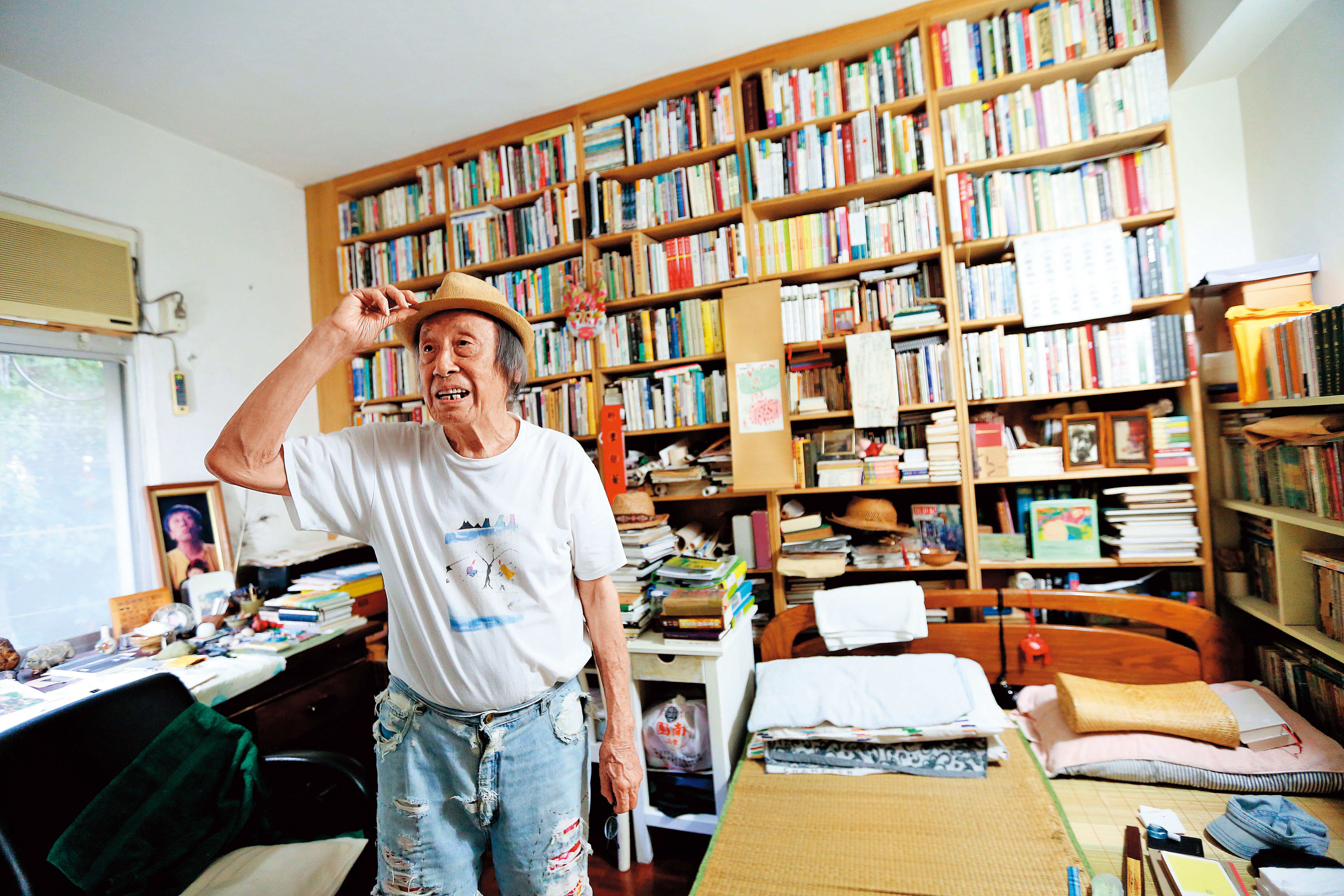 管管70年代中期從大直北安路眷村遷居新店花園新城（圖），歲月更迭，人老了，書也愈來越多。