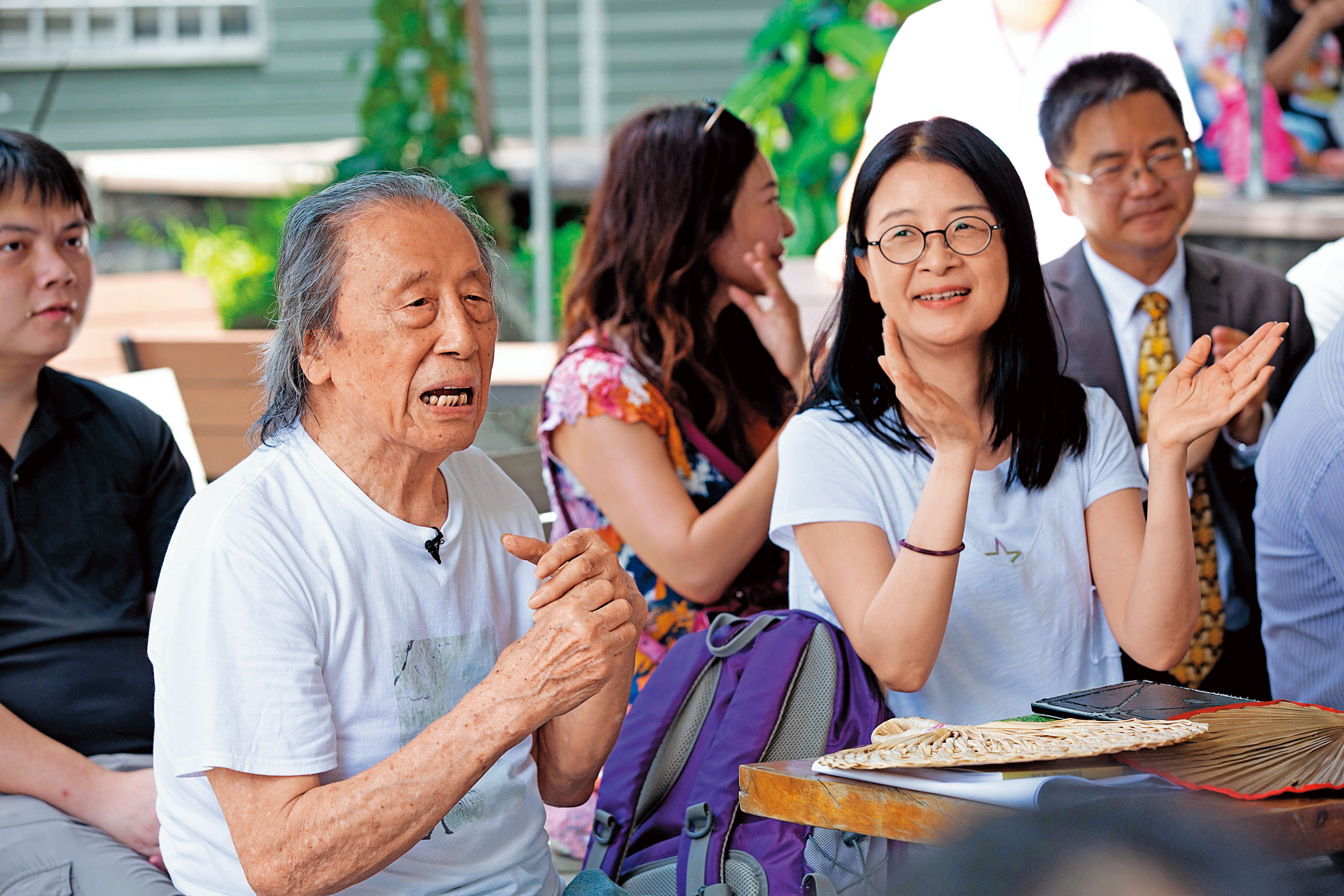 梁幼菁（前右）婚後在管管（左）的影響下開始寫詩，筆名黑芽，2人多次合開詩畫展，夫唱婦隨，頗有詩壇神鵰俠侶的姿態。