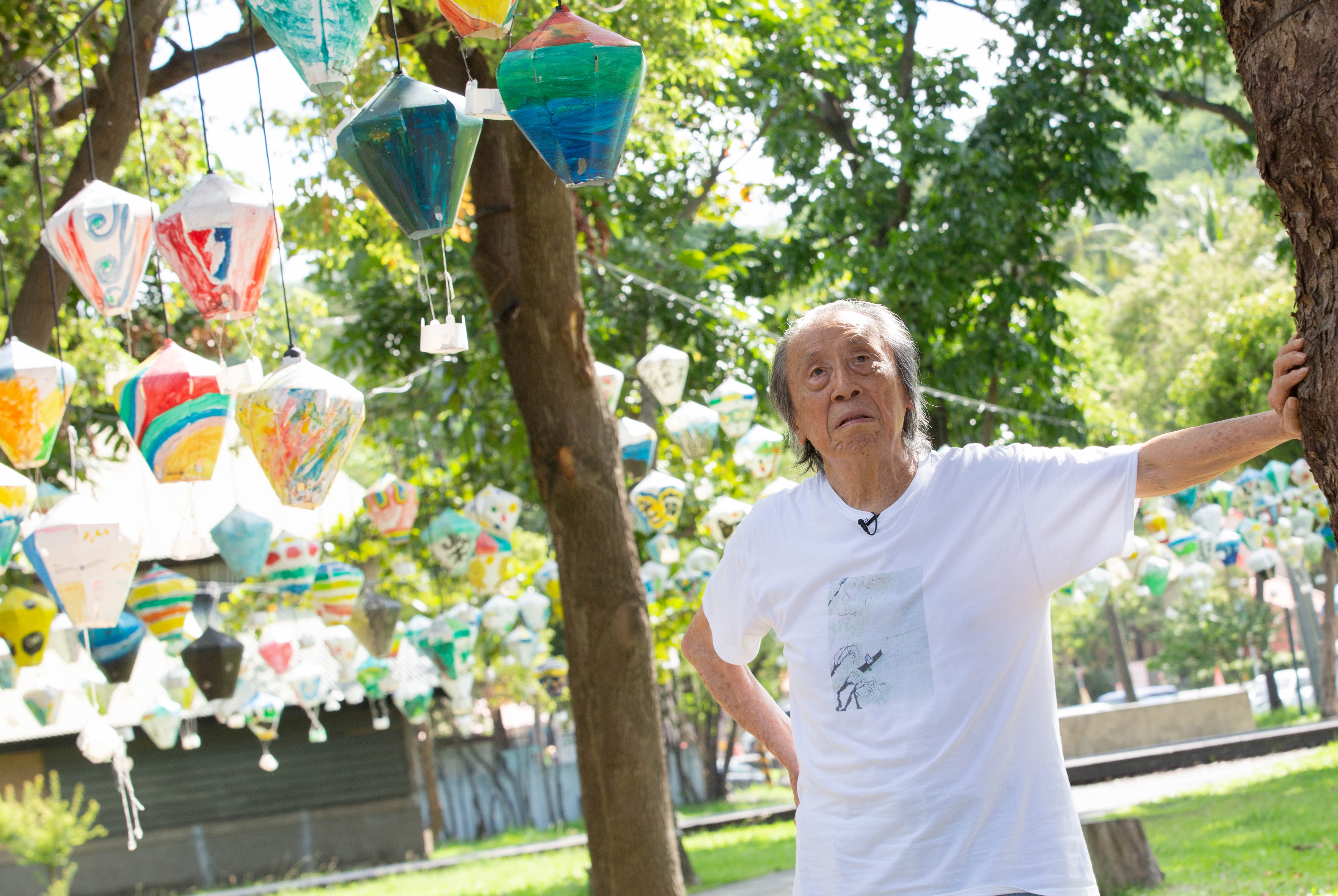 管管創作風格即人格，詩人白靈評論：「這世上要是有什麼必不可少的詩人，管管必然是其一。他的詩絕、他的人絕、髮絕、衣絕、裝扮絕、表情絕、說話絕、唱腔絕、肢體動作絕，七十歲得子，絕；如今畫陶畫詩，佳作迭出，更是一絕。」