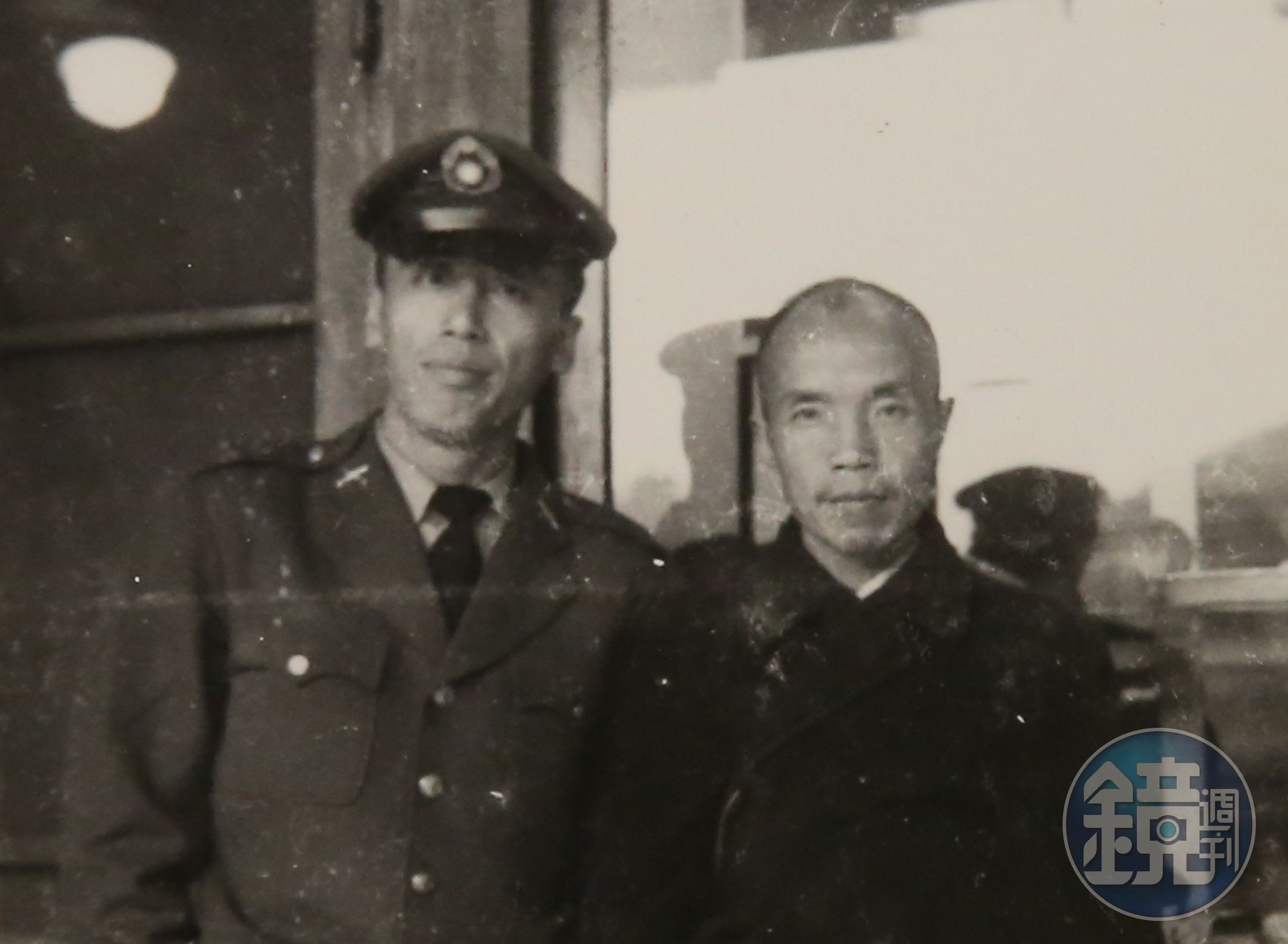 管管軍旅生涯，得空便會到台北武昌街明星咖啡館騎樓找周夢蝶聊天。（管管提供）