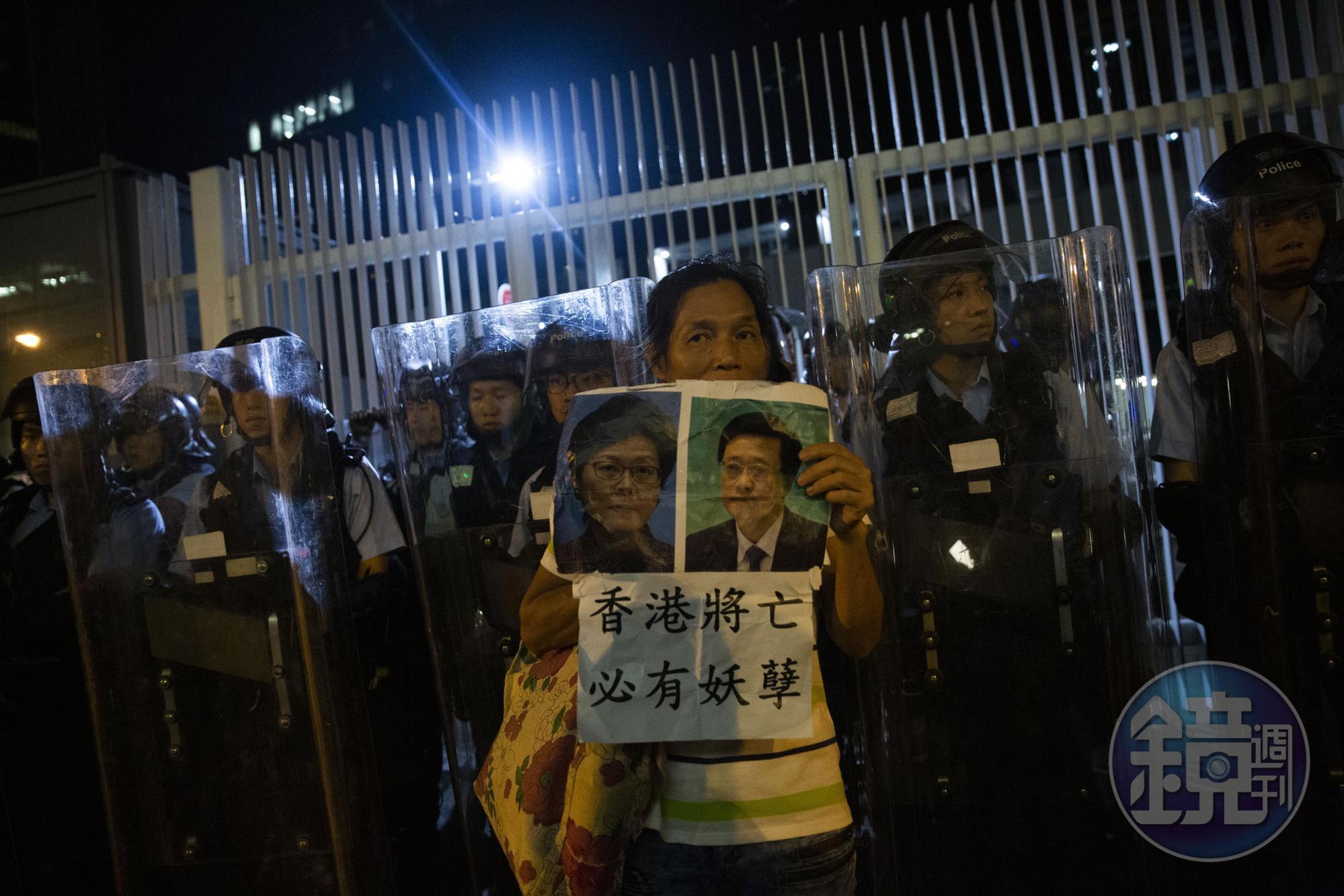 香港反送中抗議時，有示威者高舉香港特首林鄭月娥（海報左）與香港特區政府保安局局長李家超（海報右）的照片，表達不滿。