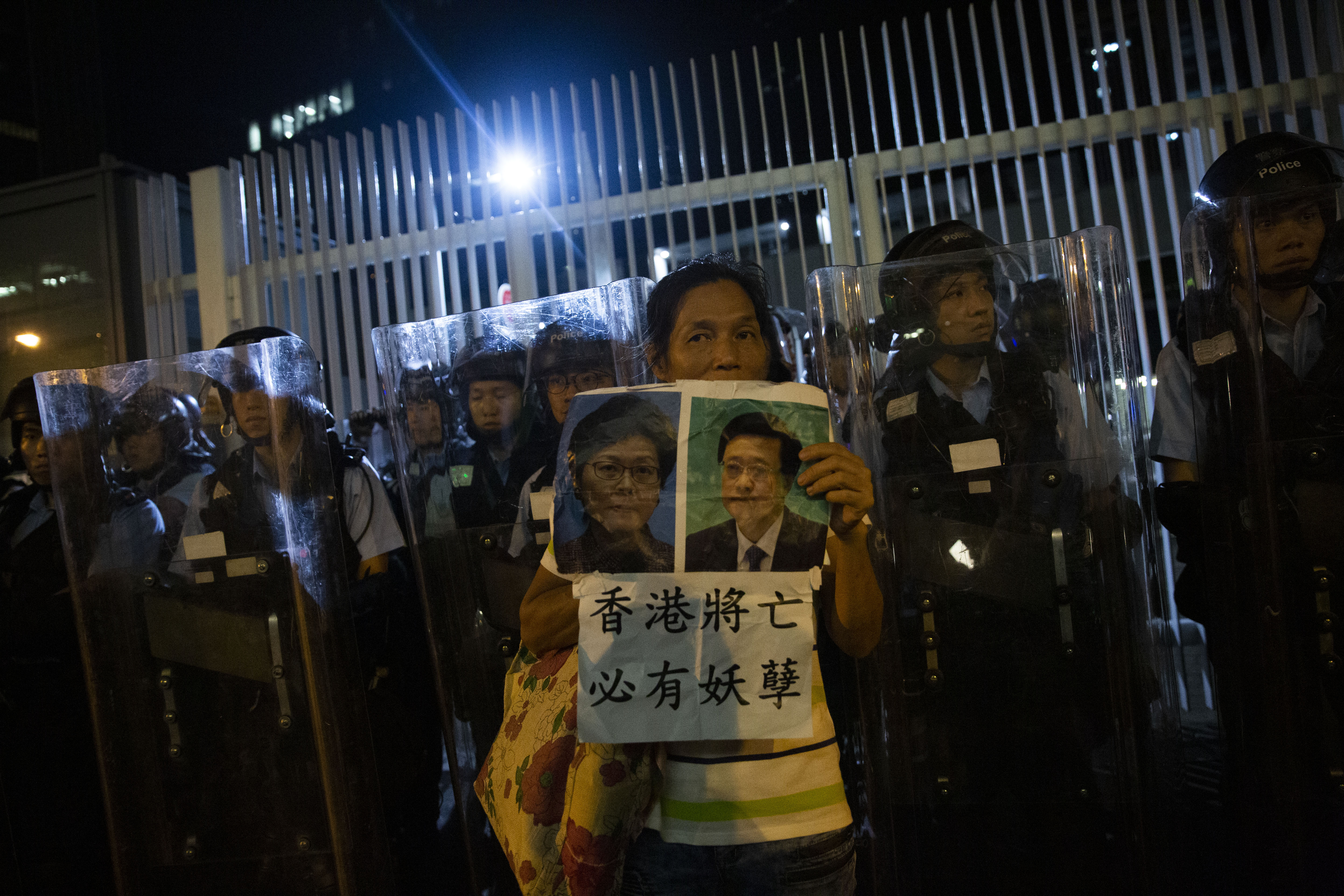香港反送中抗議時，有示威者高舉香港特首林鄭月娥（海報左）與香港特區政府保安局局長李家超（海報右）的照片，表達不滿。