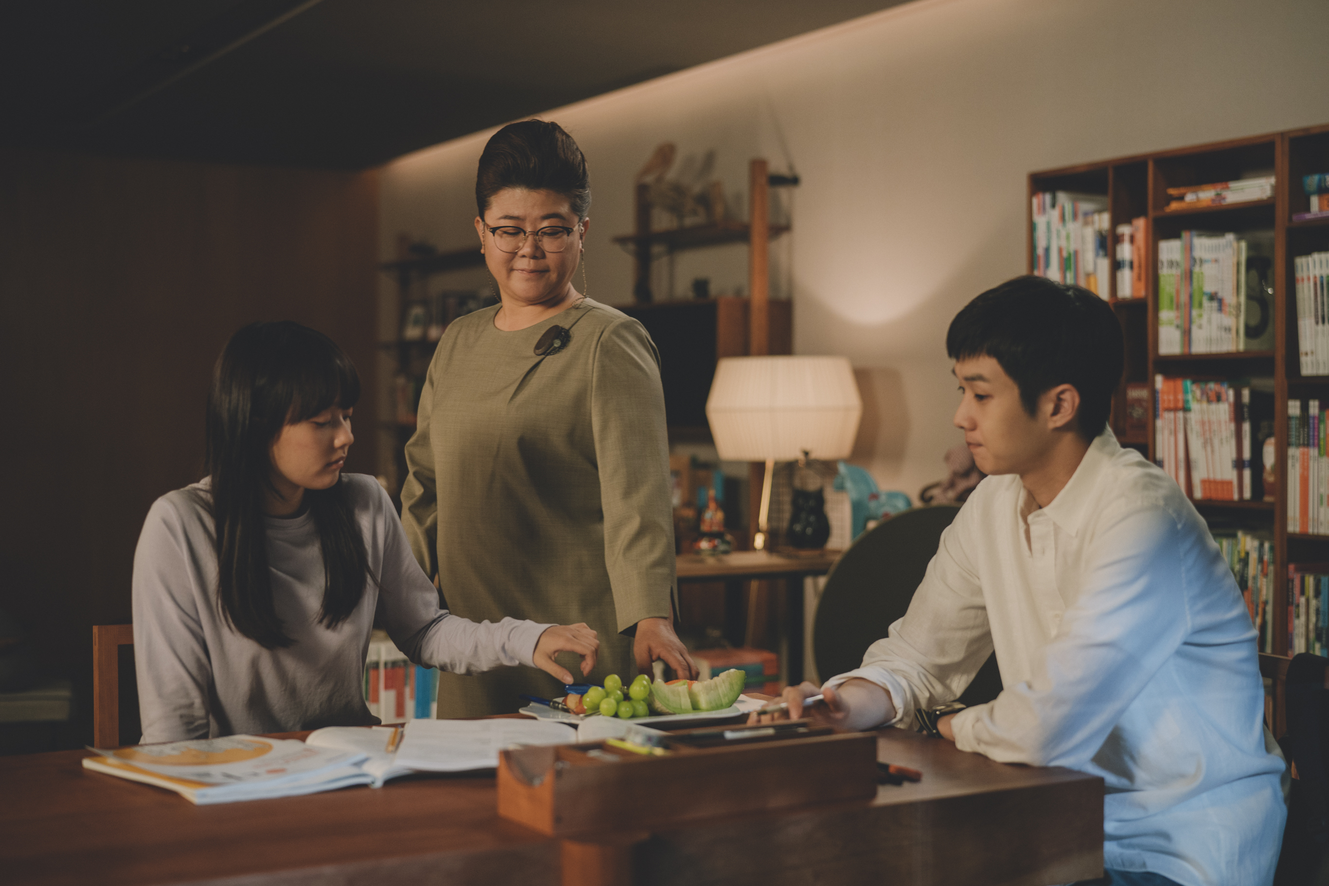 窮人家的長子到有錢人家當家教，這靈感來源來自導演奉俊昊自己大學時當家教的經驗。（CatchPlay提供）