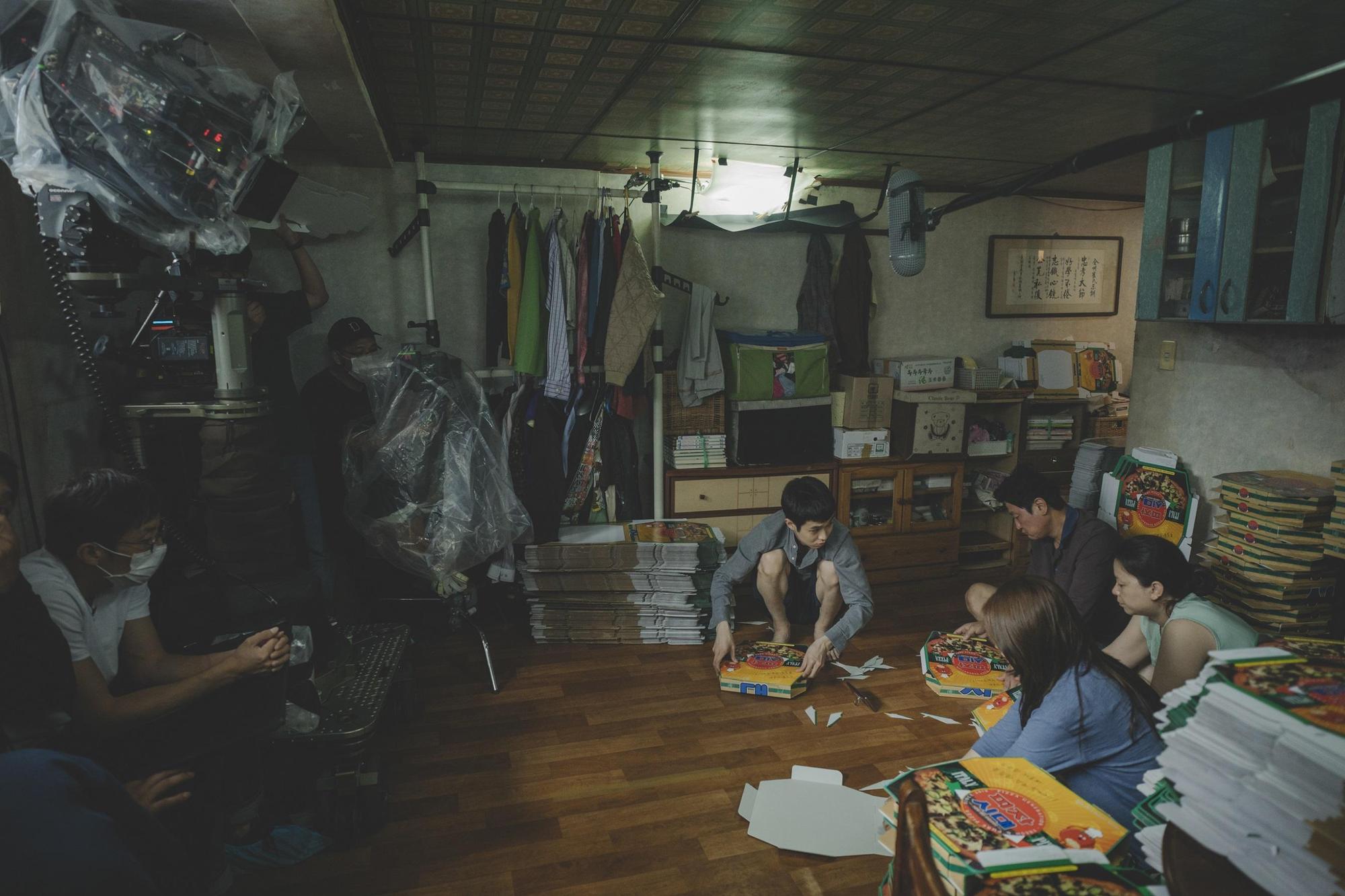 《寄生上流》美術組打造的半地下室堆滿了雜物和陳舊的家具，陰暗的空間似乎空氣都飄著霉味。（CatchPlay提供）