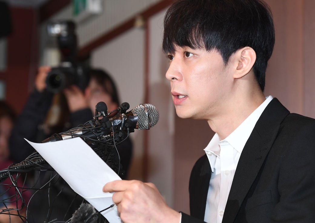 朴有天於4月開記者會否認吸毒，未料之後驗毒被打臉，今天受審讀悔過書忍不住落淚。（翻攝自Naver）