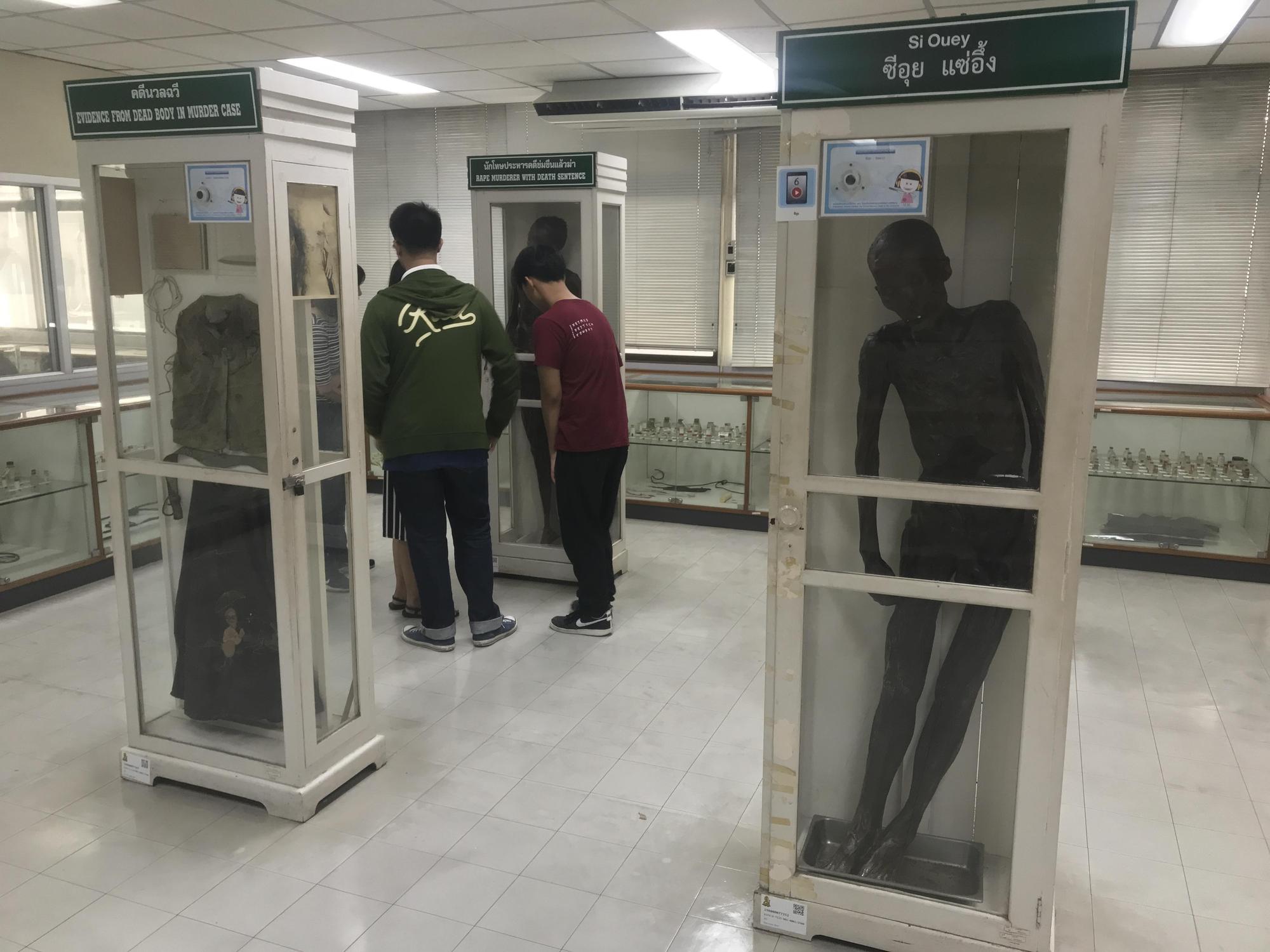 泰國曼谷的死亡博物館，陳列著經過防腐處理的著名「食人魔」。（東方IC）