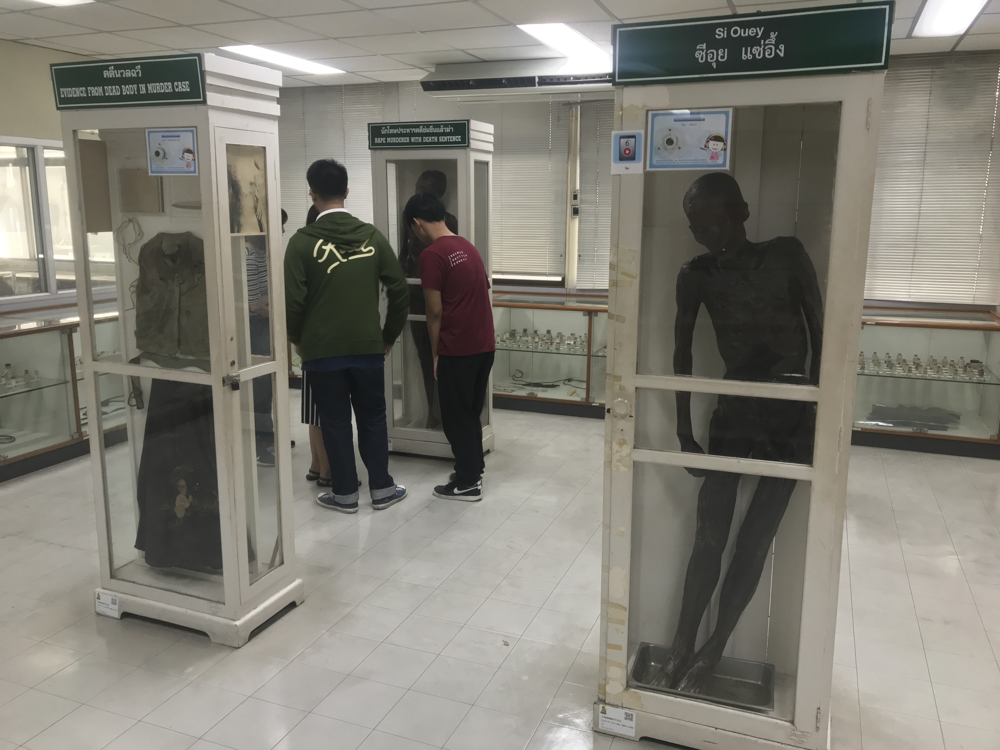 泰國曼谷的死亡博物館，陳列著經過防腐處理的著名「食人魔」。（東方IC）